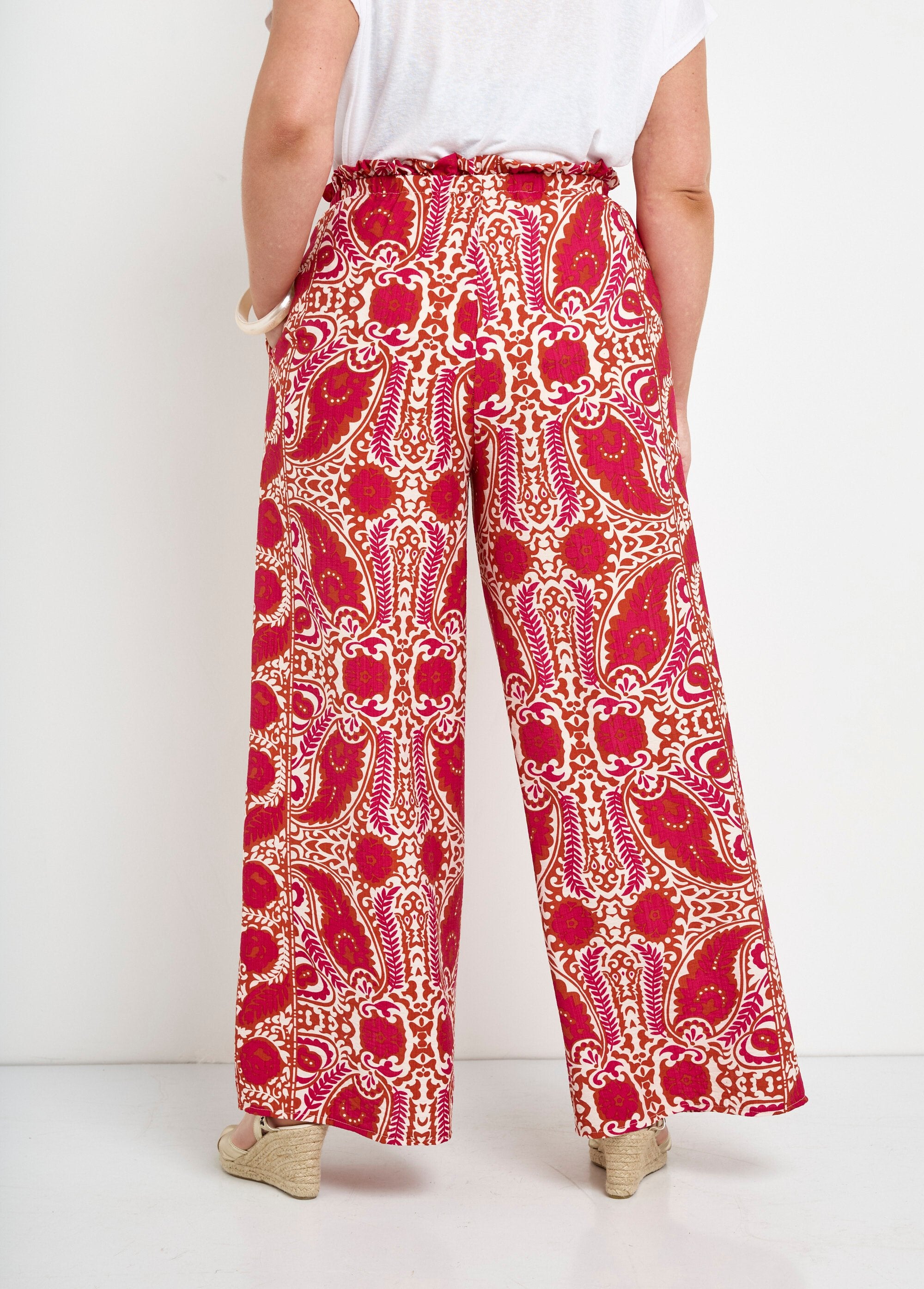 Pantalones_anchos_y_fluidos_con_estampado_étnico_Estampados_de_rosas_DO1_curvy