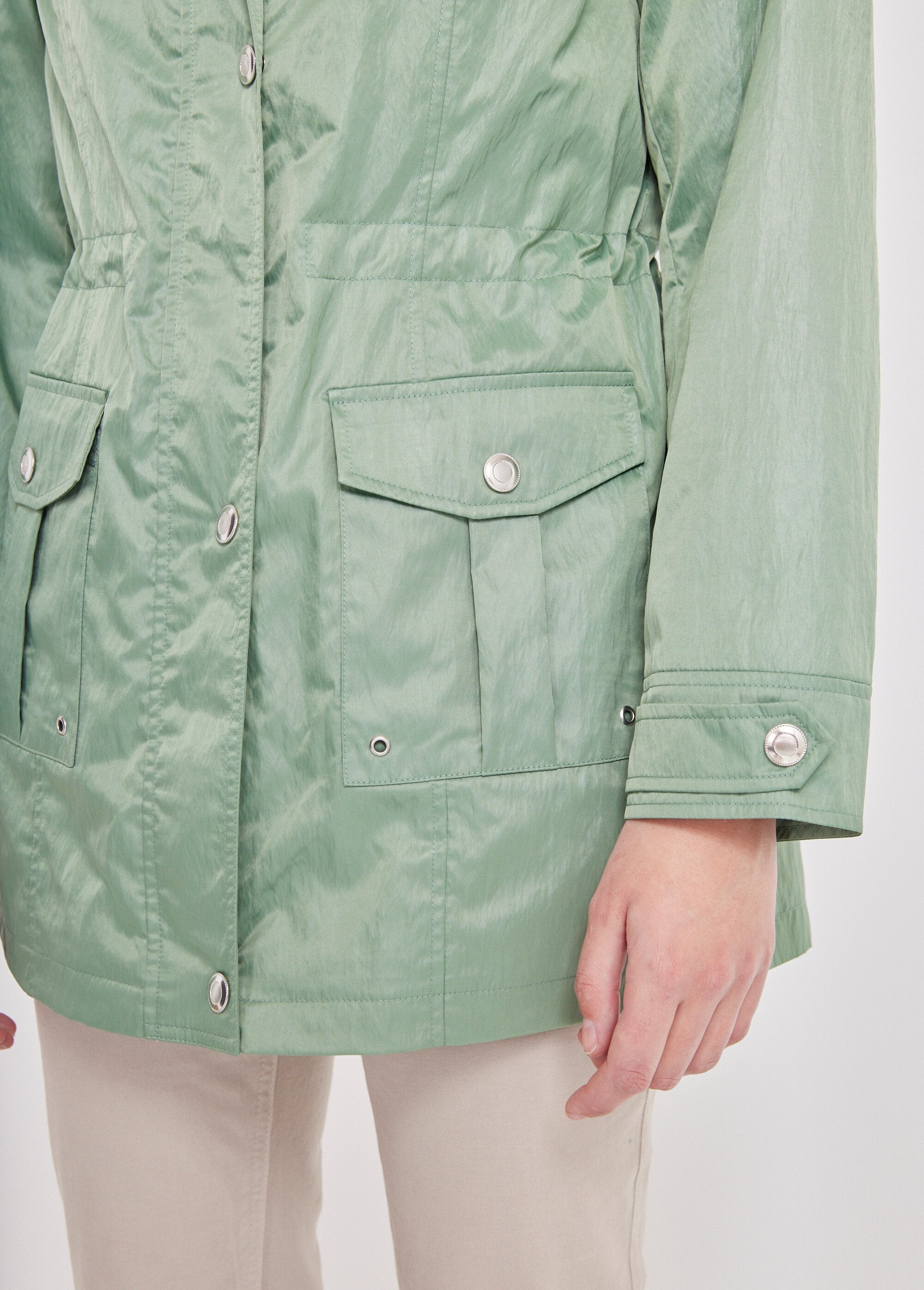 Parka_con_cremallera_y_botones_automáticos_verde_almendra_DE3_slim