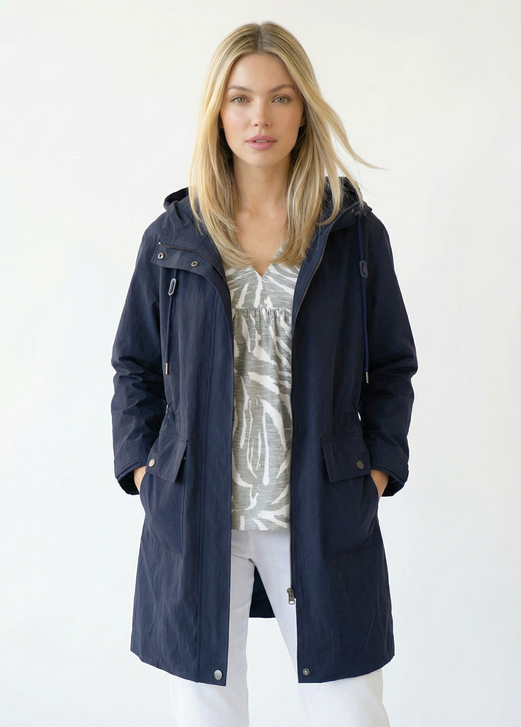 Parka_impermeable_con_cremallera_y_botones_a_presión_en_la_capucha_Marina_FA1_slim