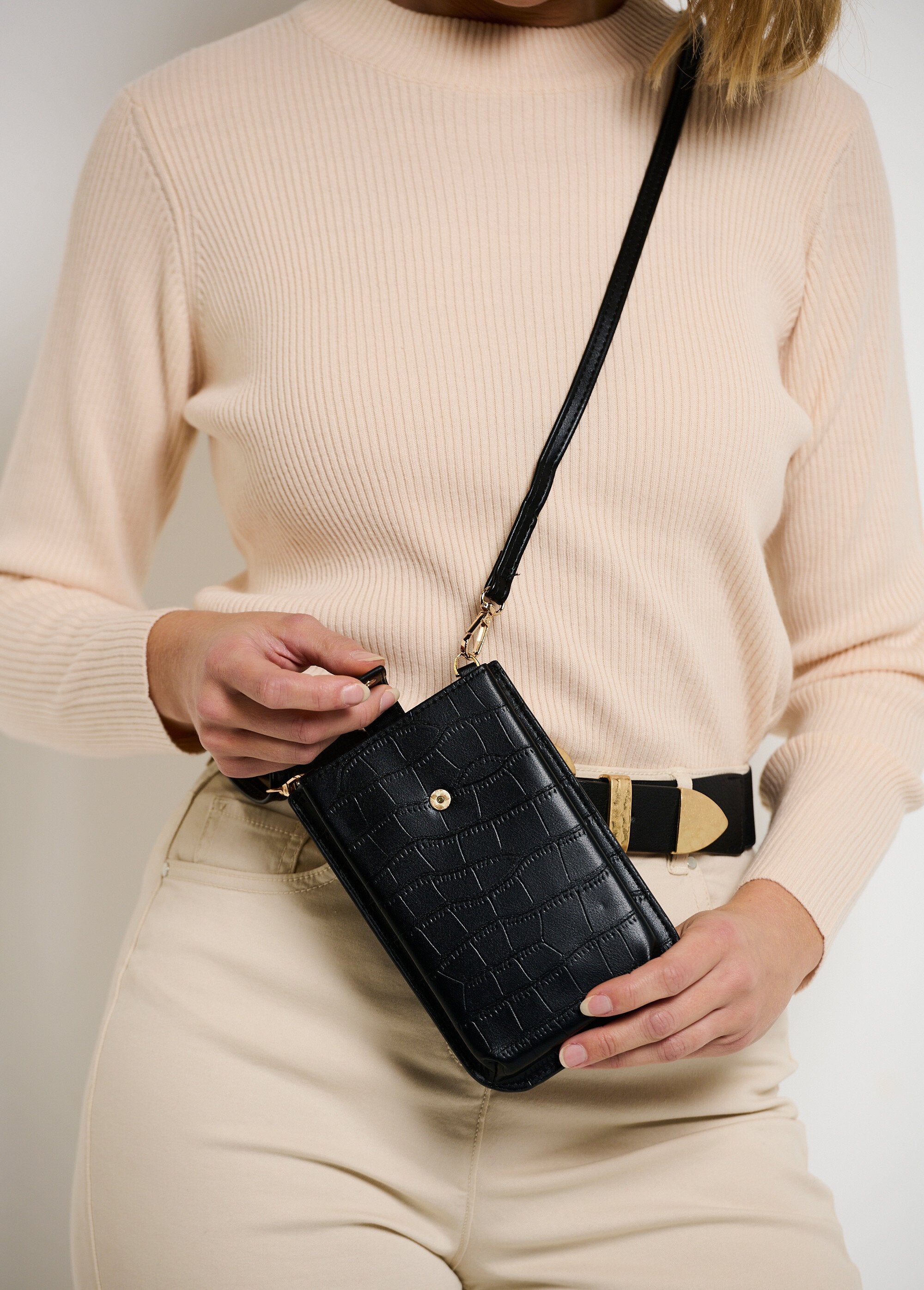 Clutch_efecto_cocodrilo_con_bandolera_Negro_DE1_slim