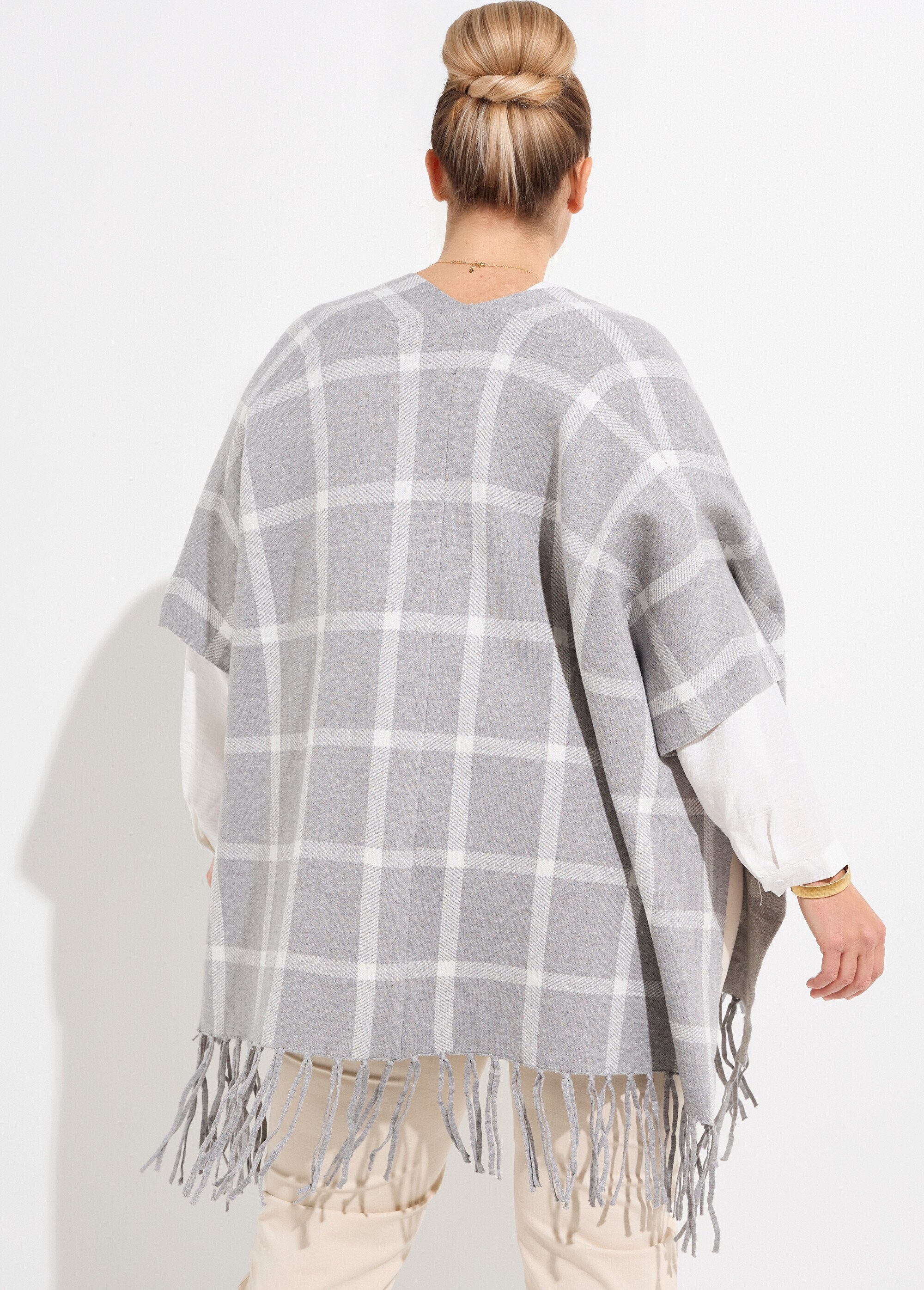 Poncho_capa_de_punto_con_estampado_de_cuadros_Azulejos_grises_DO1_curvy