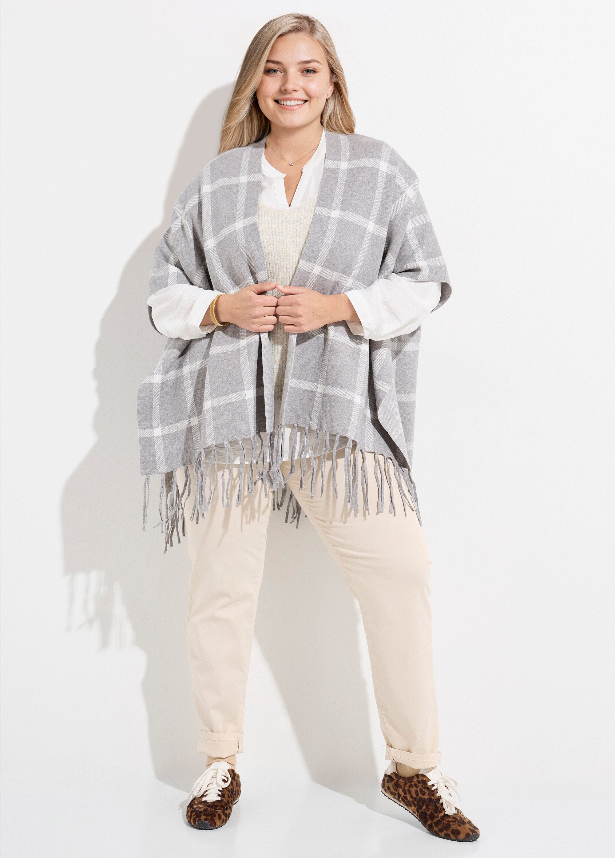 Poncho_capa_de_punto_con_estampado_de_cuadros_Azulejos_grises_SF1_curvy