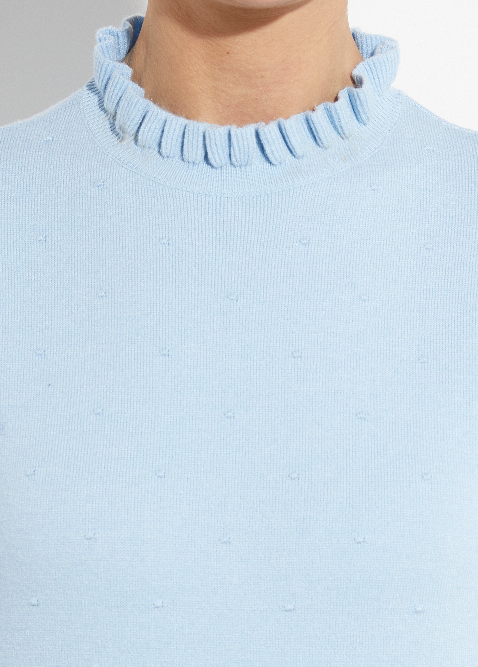 Suéter_plisado_de_cuello_alto_con_punto_suizo_de_lunares_Cielo_DE2_slim