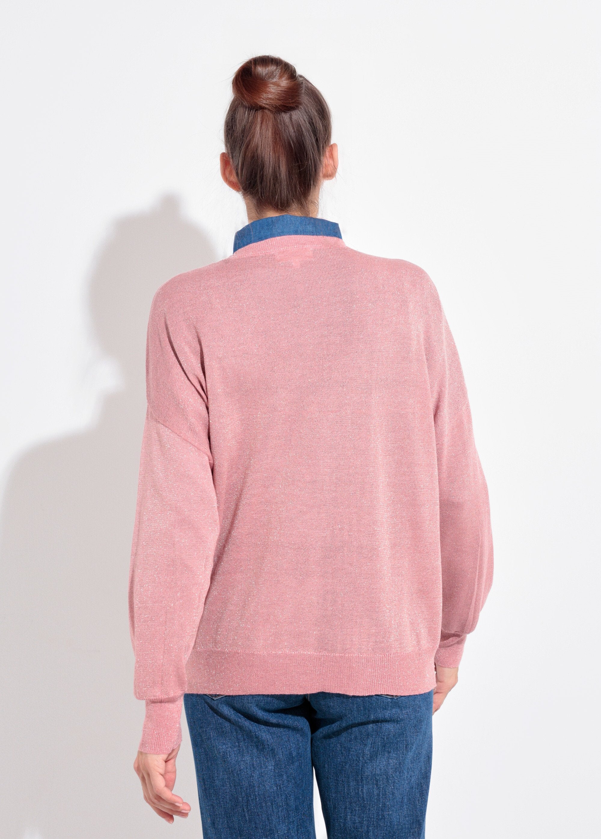 Suéter_de_cuello_en_V_de_punto_metalizado_de_calibre_fino_rosa_viejo_DO1_slim
