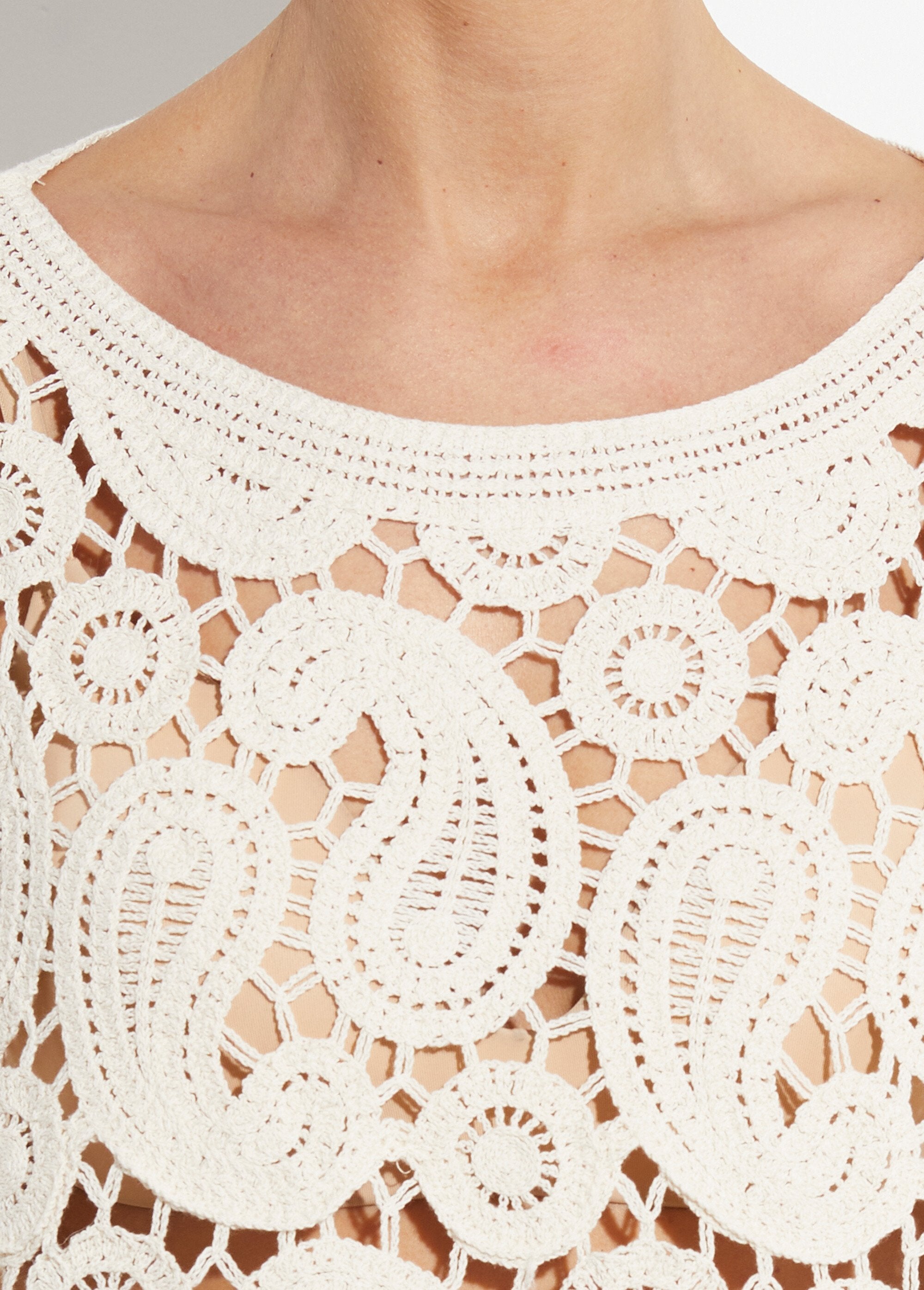 Suéter_corto_de_crochet_calado_con_cuello_redondo_Crudo_DE1_slim