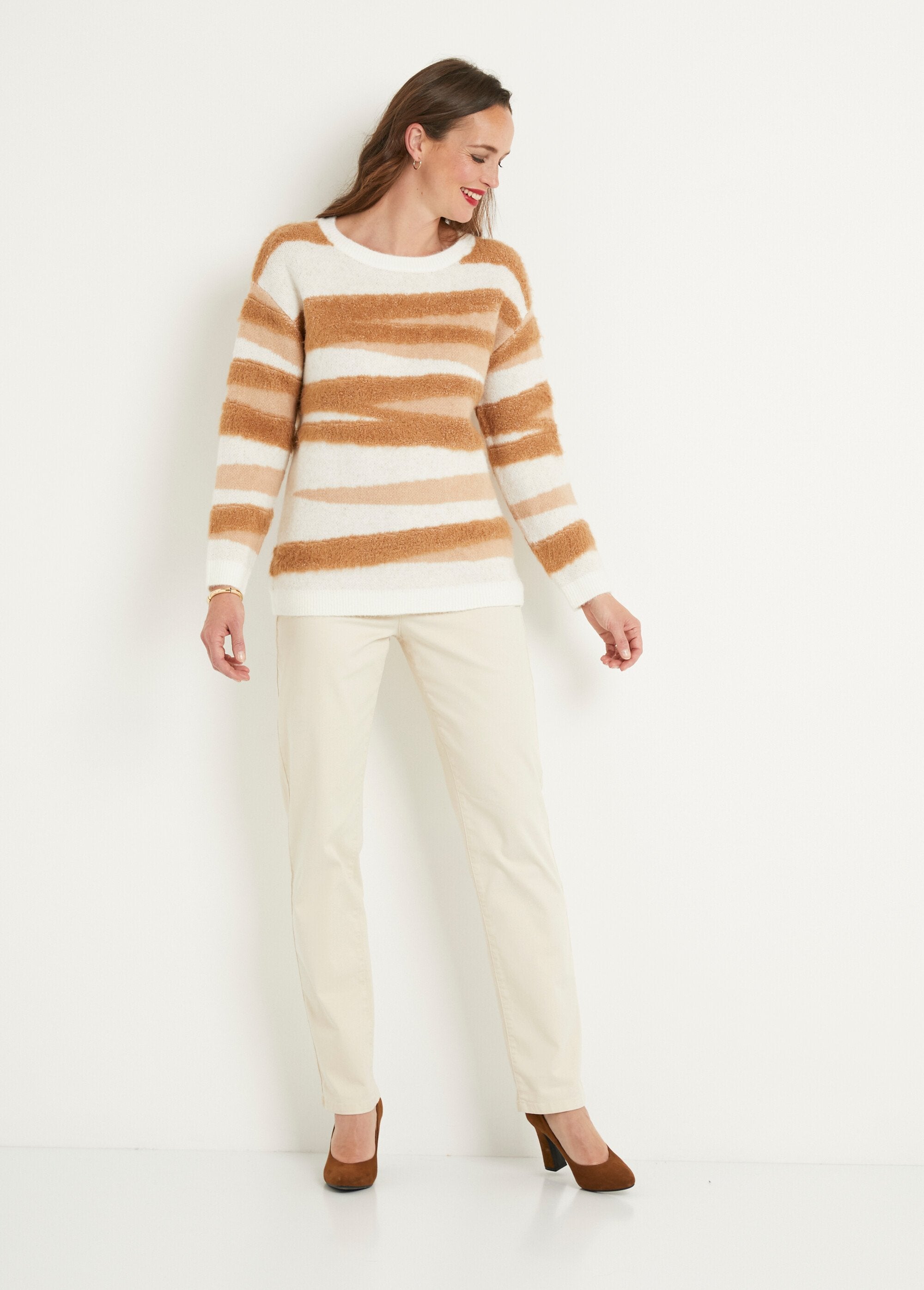 Suave_jersey_de_jacquard_con_cuello_redondo_y_punto_de_pelo_Ecru_et_beige_SF1_slim