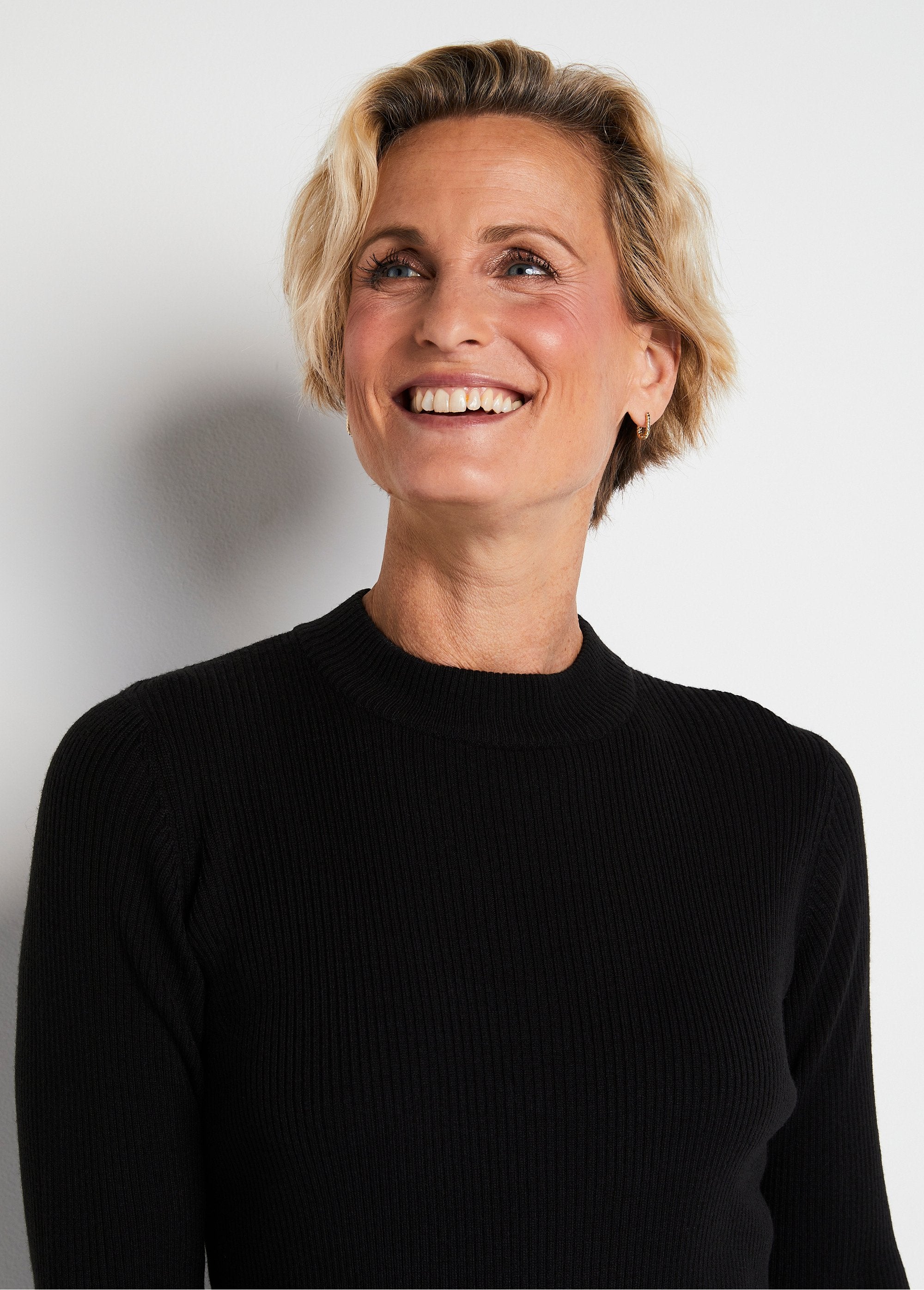 Pull_court_col_montant_maille_côtelée_Noir_DE1_slim