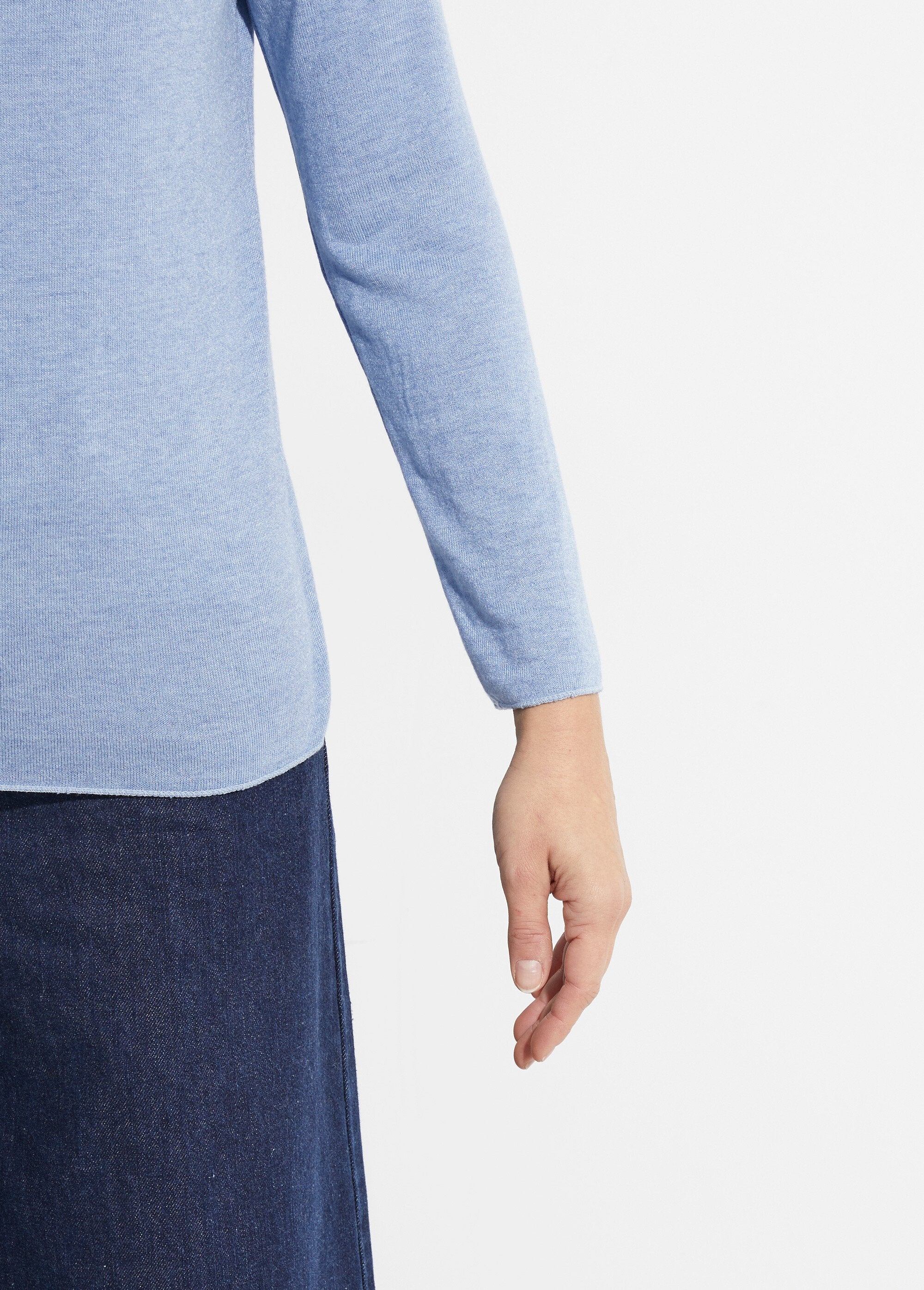 Pull_fin_avec_angora_et_laine,_col_V_Bleu_jean_DE1_slim