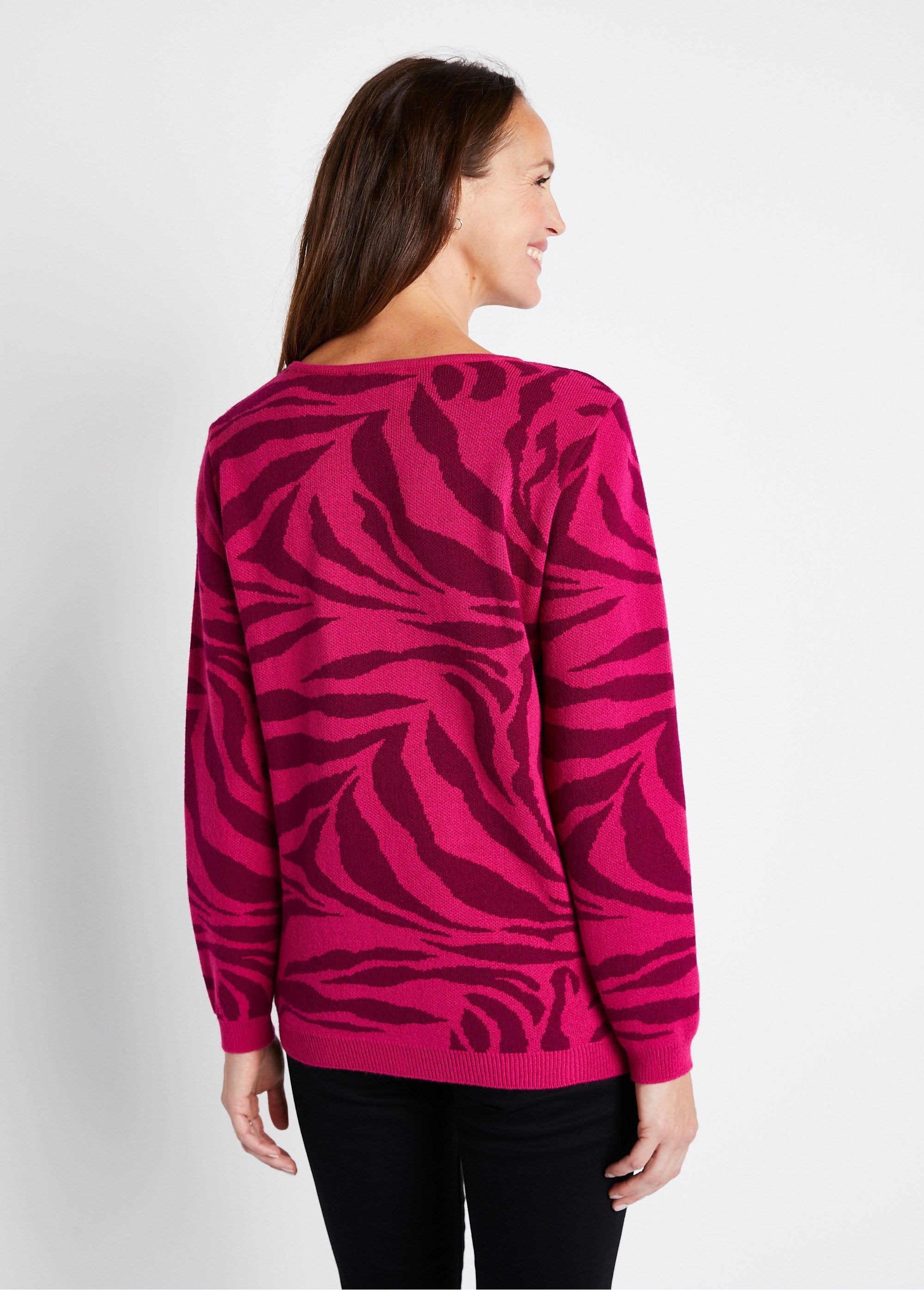 Jersey_suave_con_cuello_redondo_en_jacquard_de_cebra_fucsia_y_grosella_negra_DO1_slim