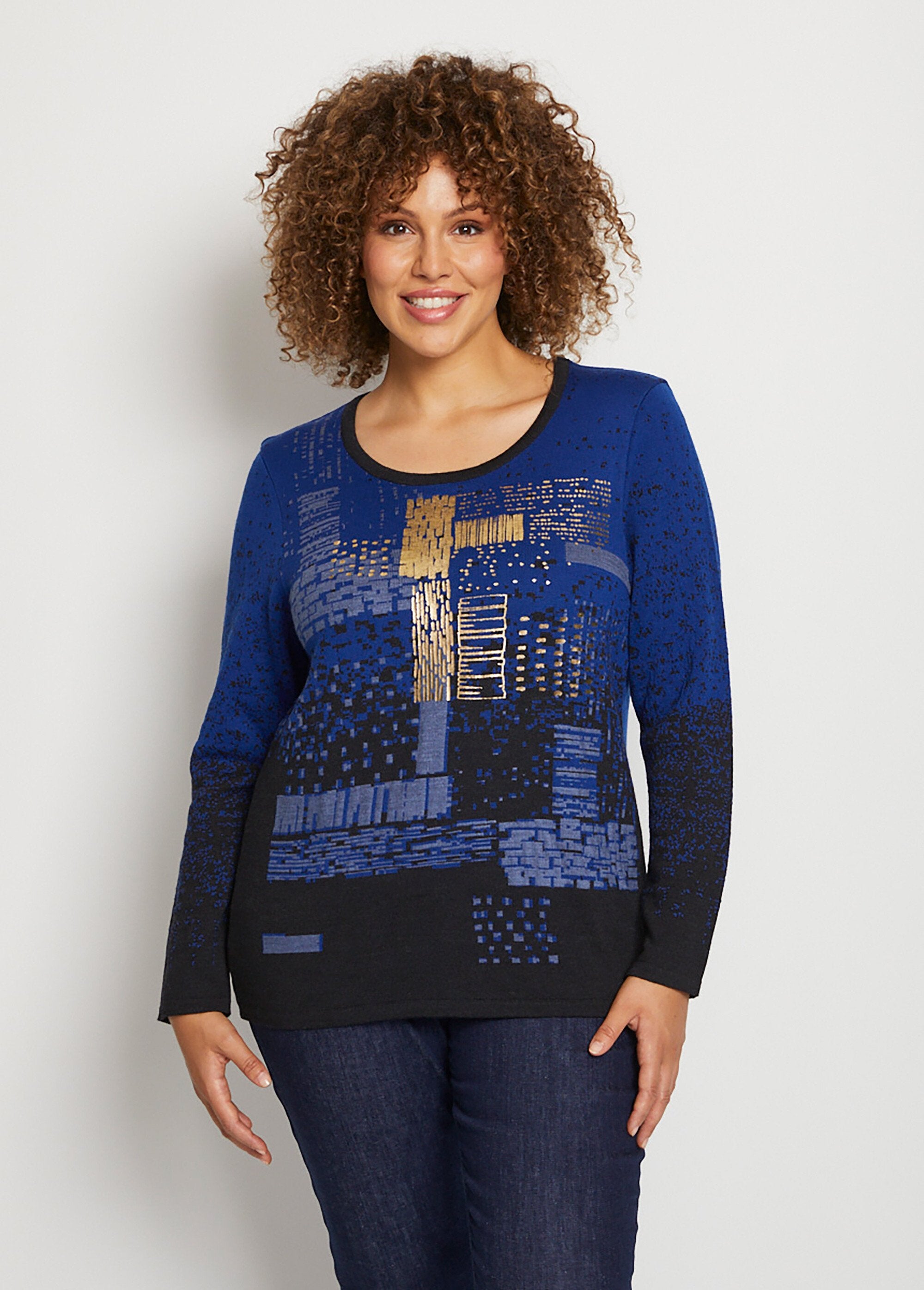 Cálido_jersey_de_cuello_redondo_en_jacquard_de_lana_merino_Negro_y_azul_FA1_curvy