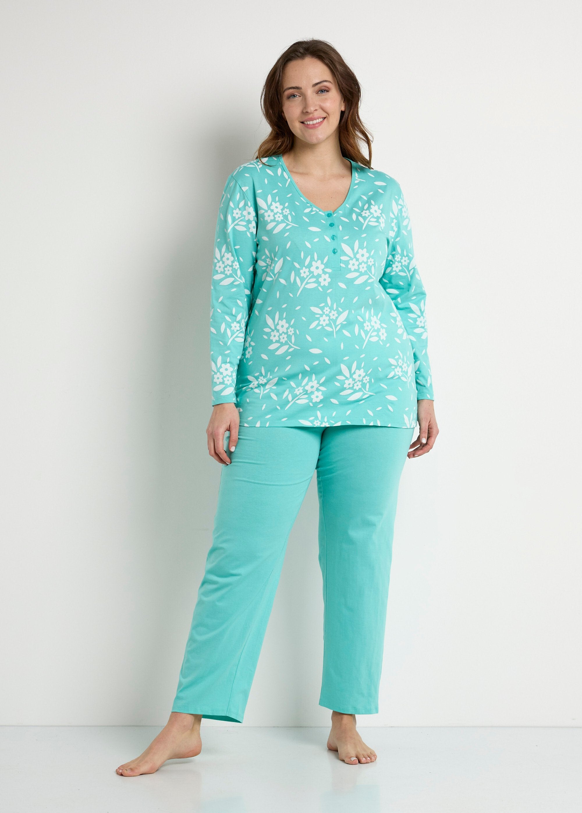 Pijama_de_manga_larga_de_algodón_con_botones_y_cuello_en_V_Verde_FA1_curvy