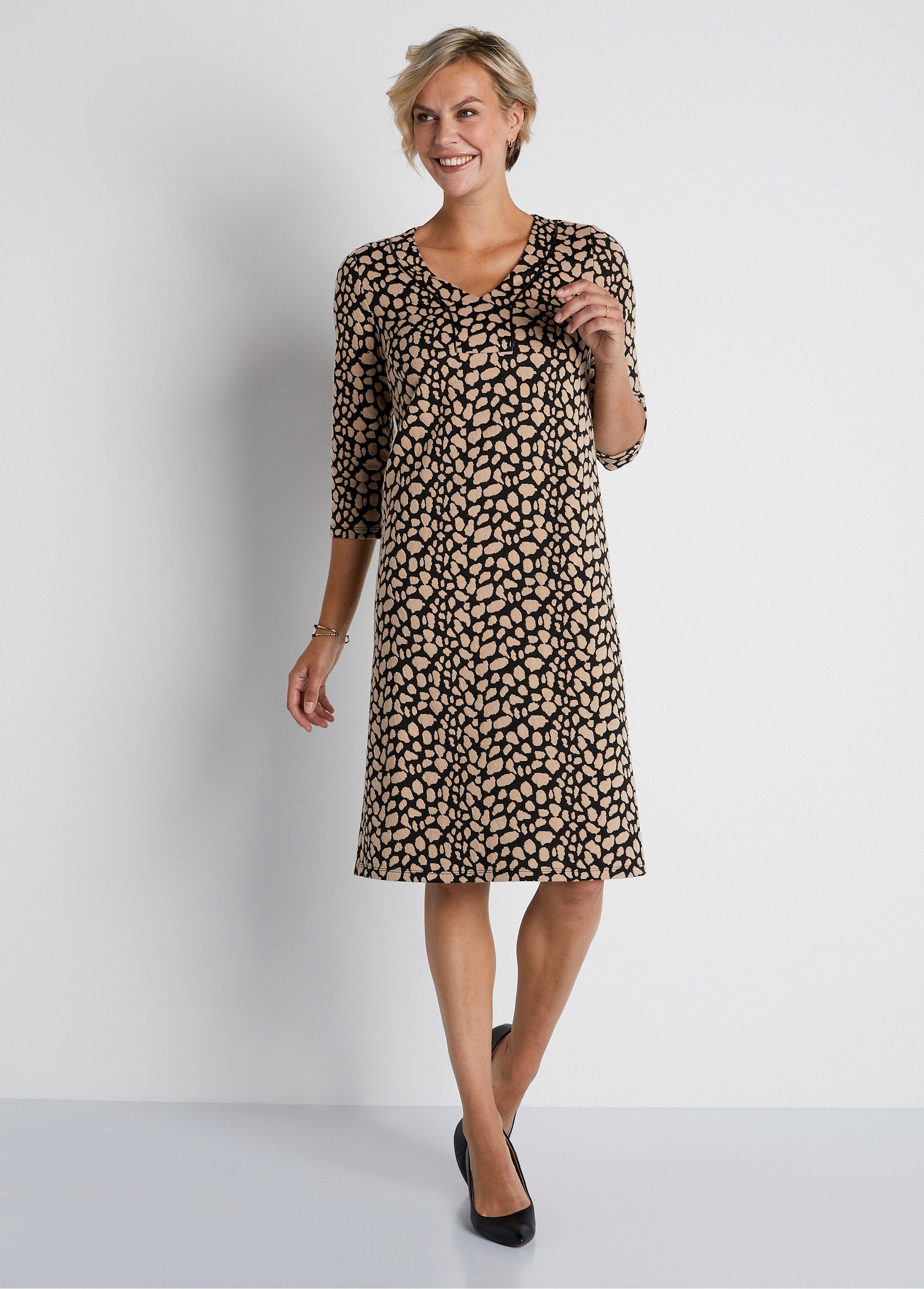 Vestido_corto_holgado_jacquard_bicolor_Negro_y_beige_FA1_slim