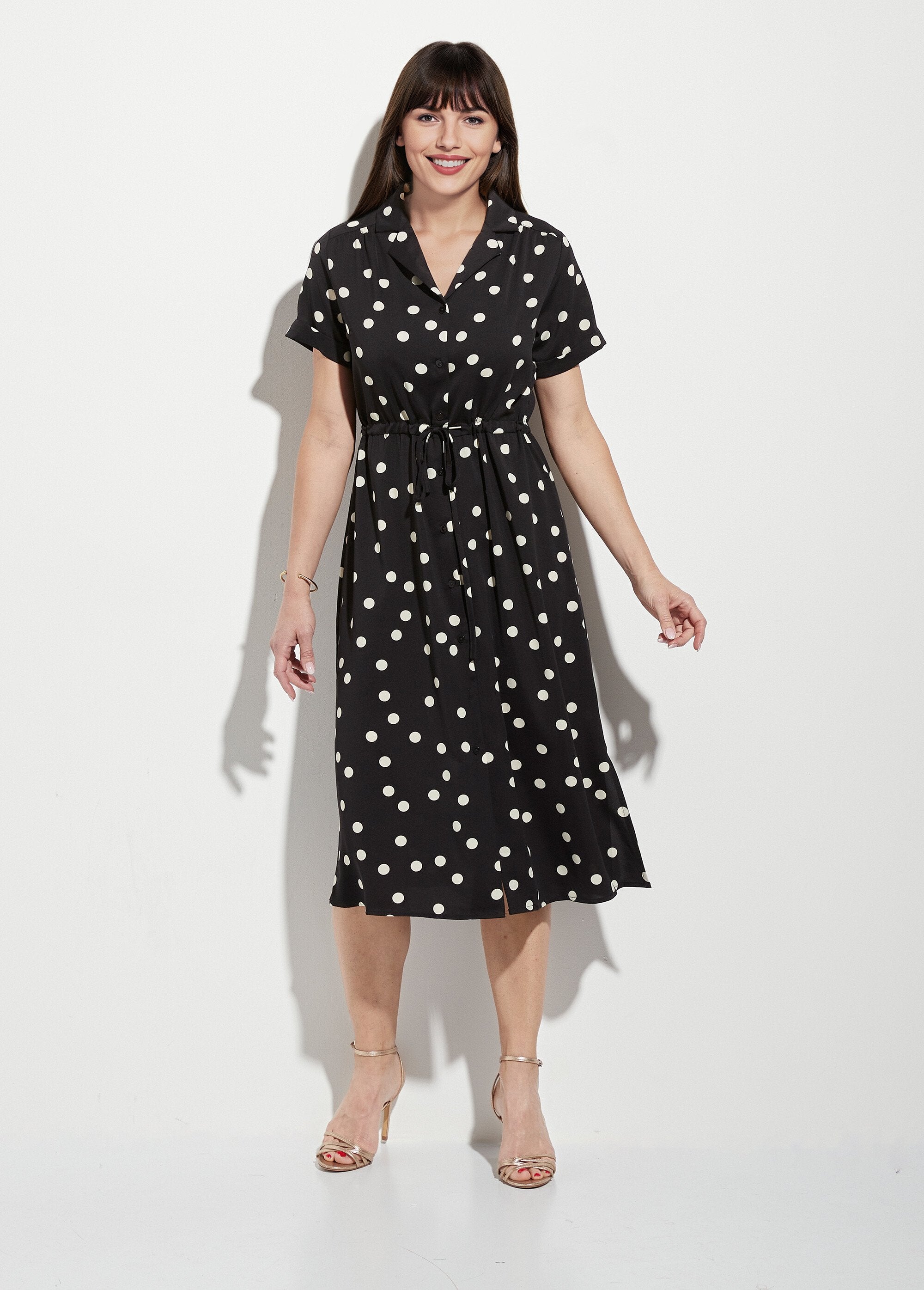 Vestido_camisero_largo_de_lunares_con_cinturón_Puntos_negros_FA1_slim