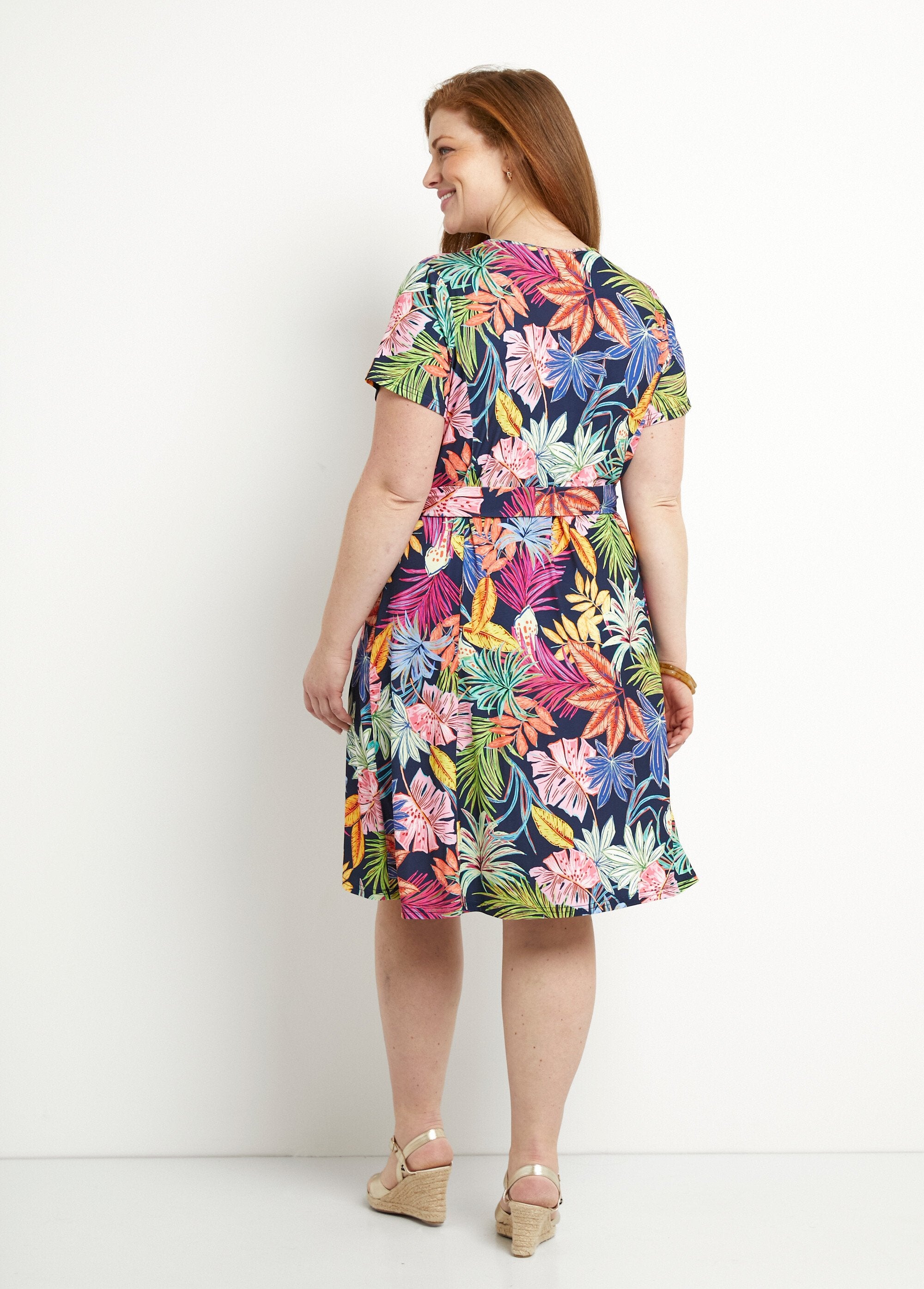 Vestido_corto_acampanado_con_cuello_en_V_y_estampado_de_hojas_Azul_marino_y_rosa_DO1_curvy