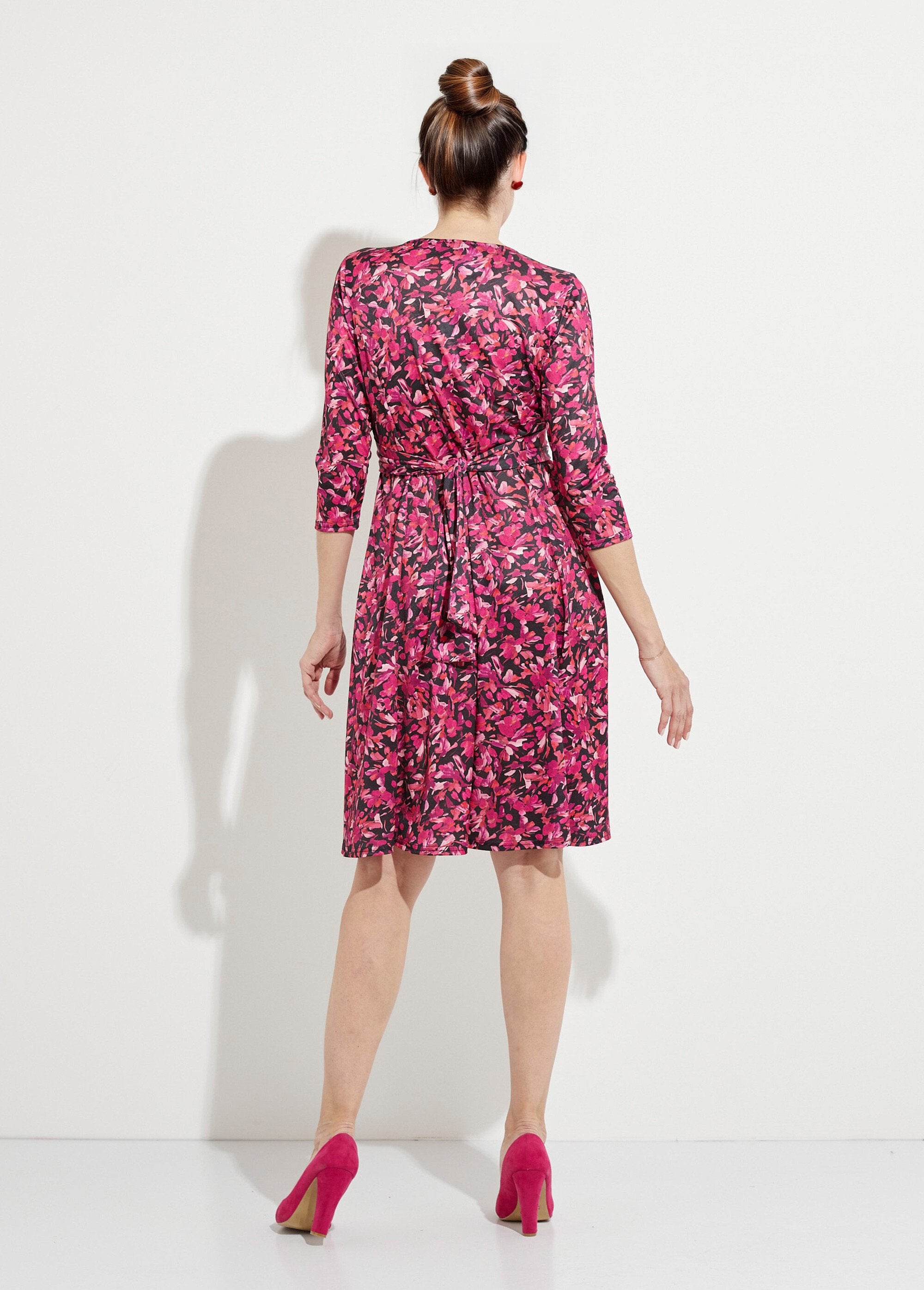 Vestido_corto_cruzado_de_punto_floral_fucsia_y_negro_DO1_slim