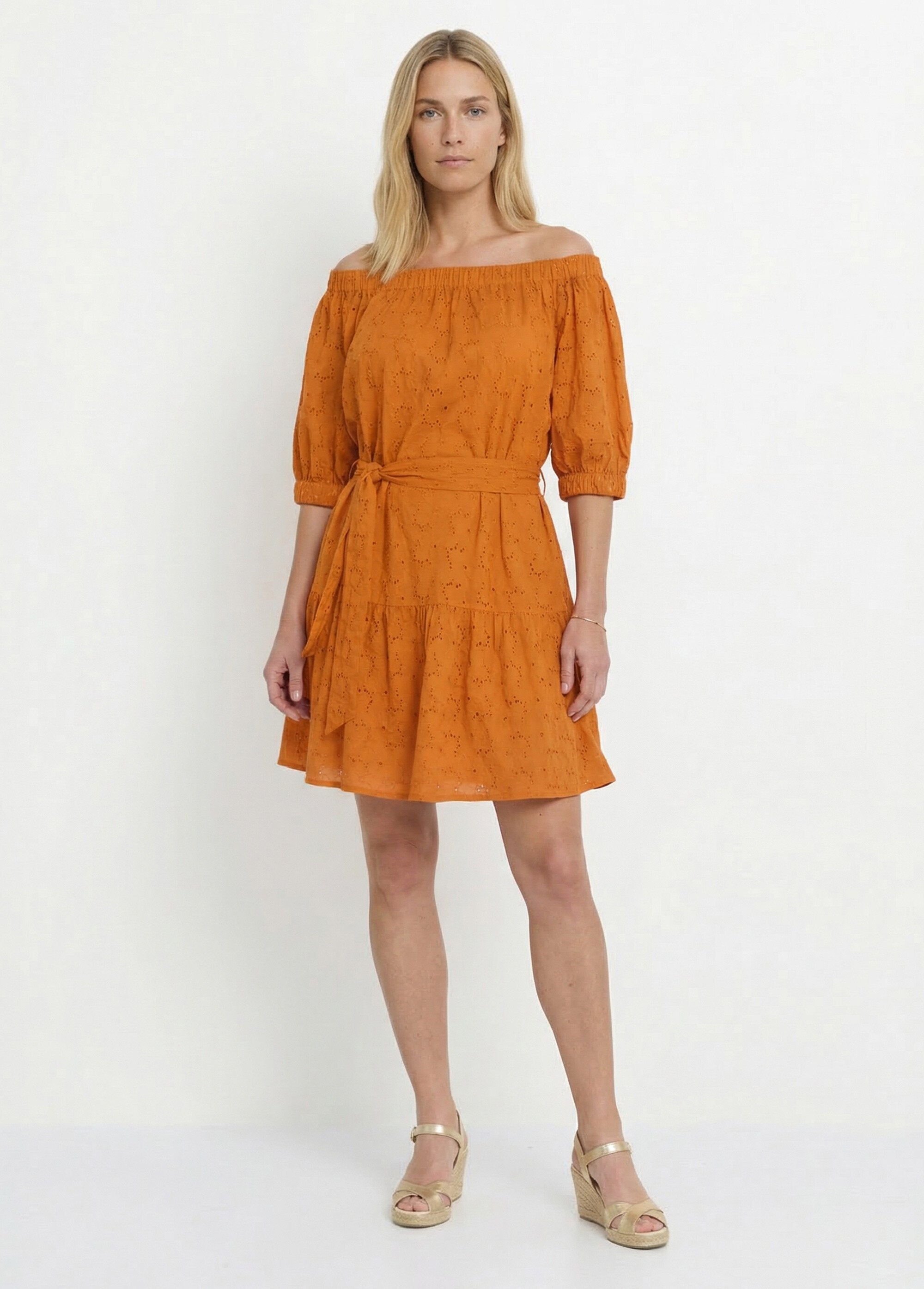 Vestido_corto_cuello_bardot_y_bordado_inglés_naranja_FA1_slim