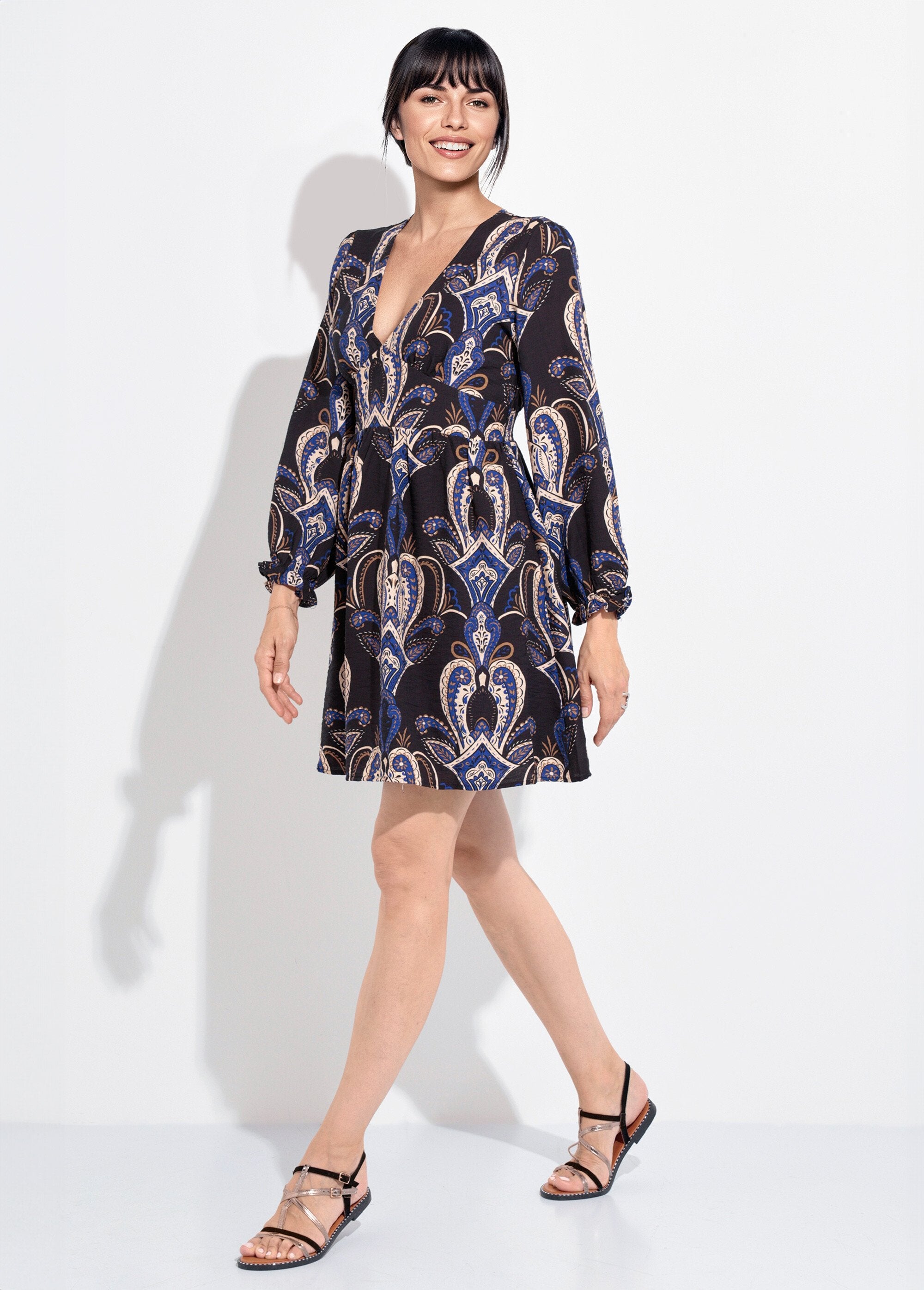Vestido_corto_con_cuello_en_V_y_estampado_paisley_Marina_FA1_slim