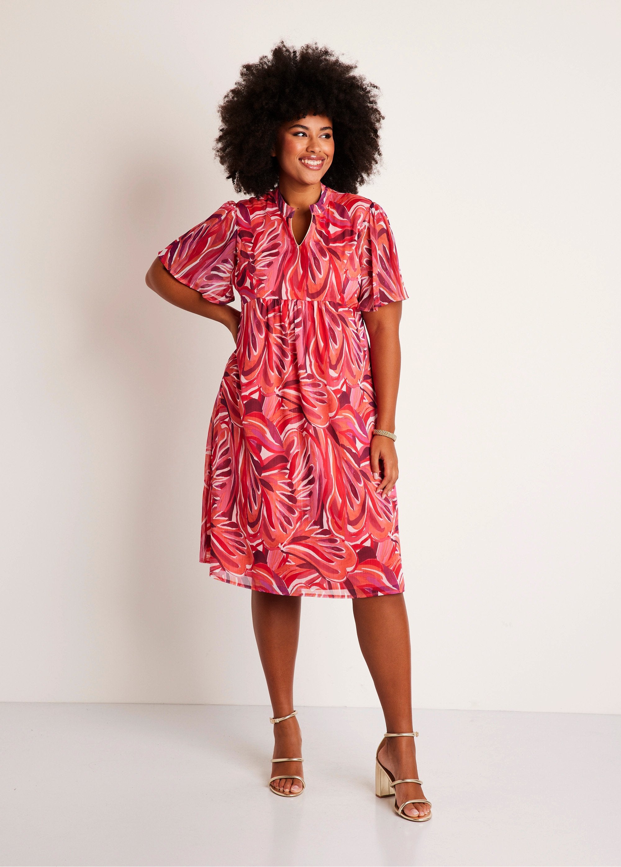 Vestido_corto_evasé_estampado_de_hojas_fucsia_y_rosa_FA1_curvy