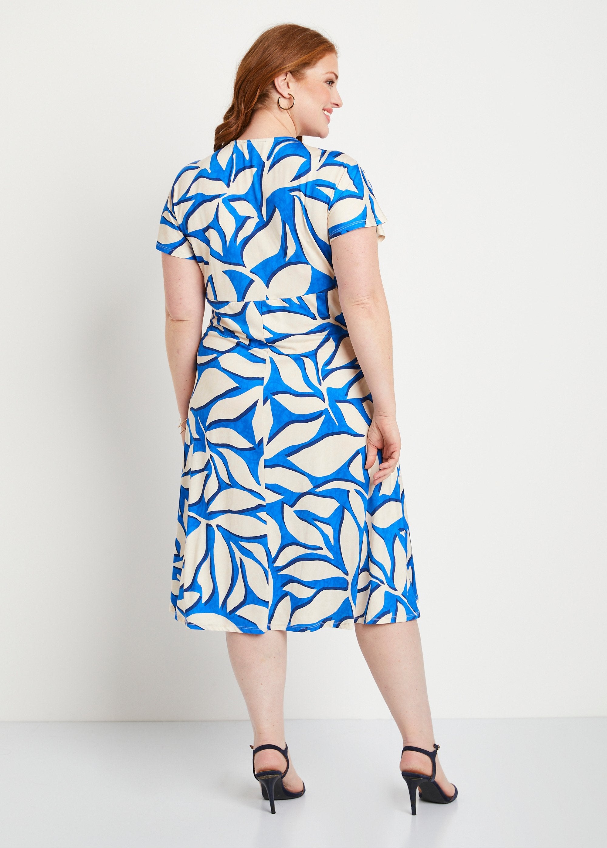 Vestido_corto_evasé_estampado_de_hojas_Azul_y_crudo_DO1_curvy