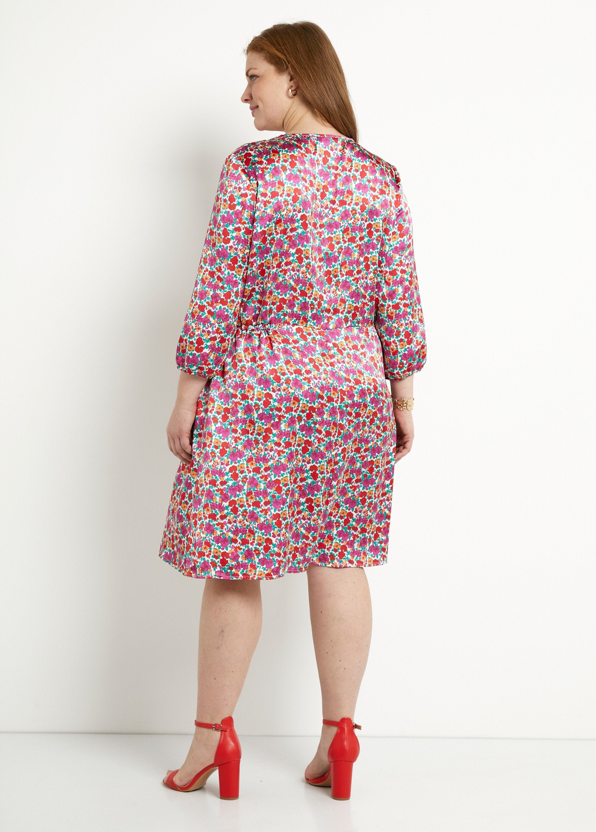 Vestido_corto_evasé_de_raso_floral_con_cuello_de_pico_y_botones_Multicolor_DO1_curvy