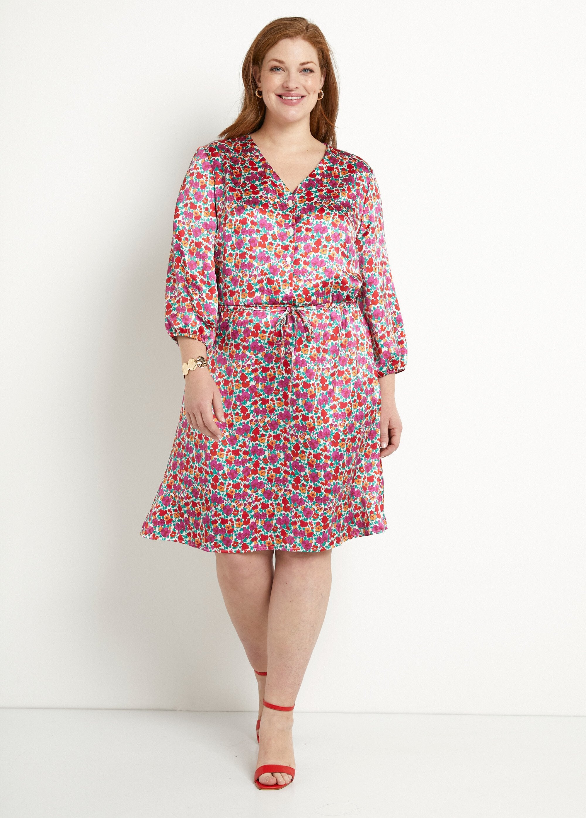 Vestido_corto_evasé_de_raso_floral_con_cuello_de_pico_y_botones_Multicolor_FA1_curvy