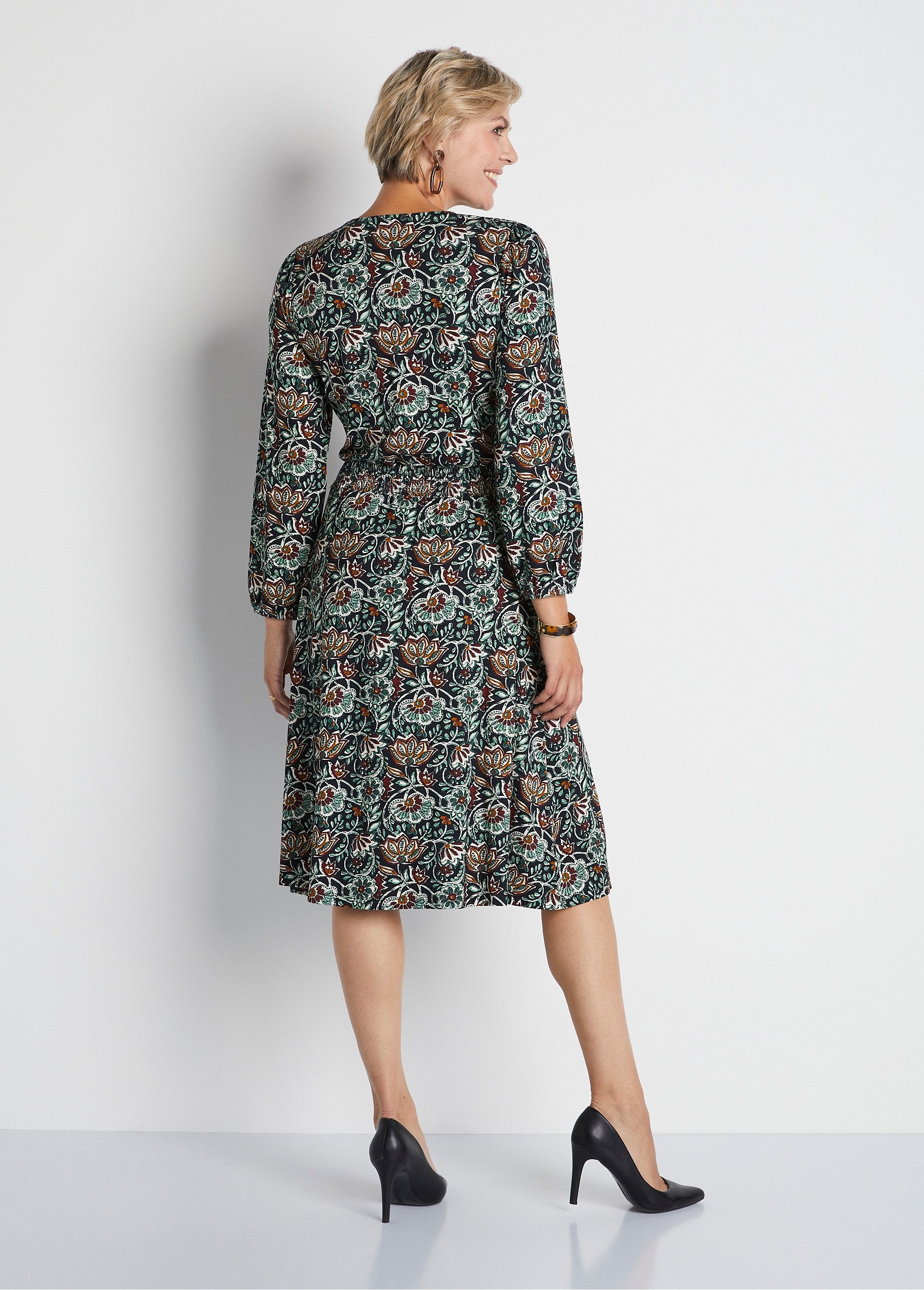 Vestido_corto_de_punto_fruncido_con_estampado_floral_Estampado_verde_DO1_slim