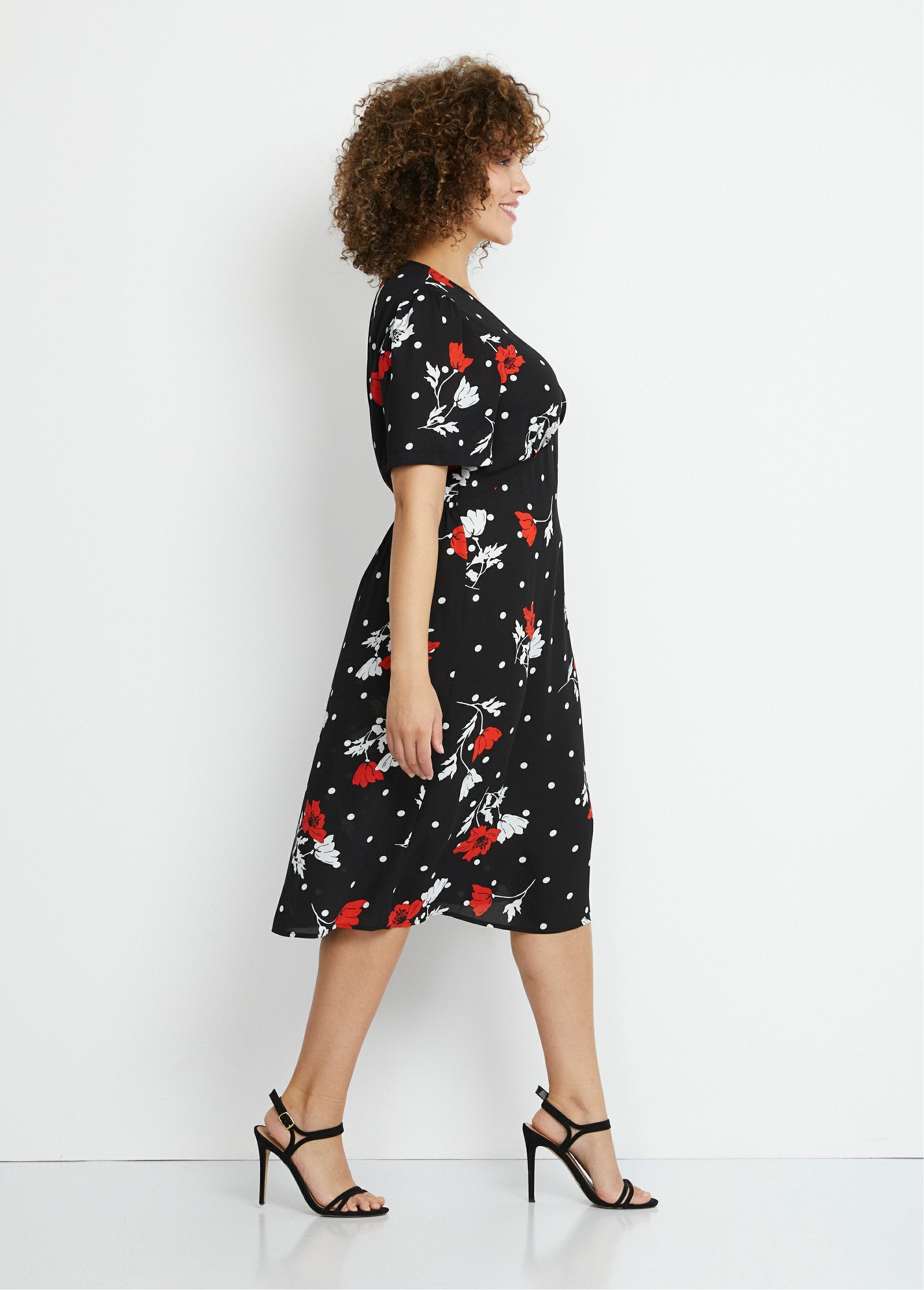 Vestido_corto_recto_floral_Fondo_negro_DR1_curvy