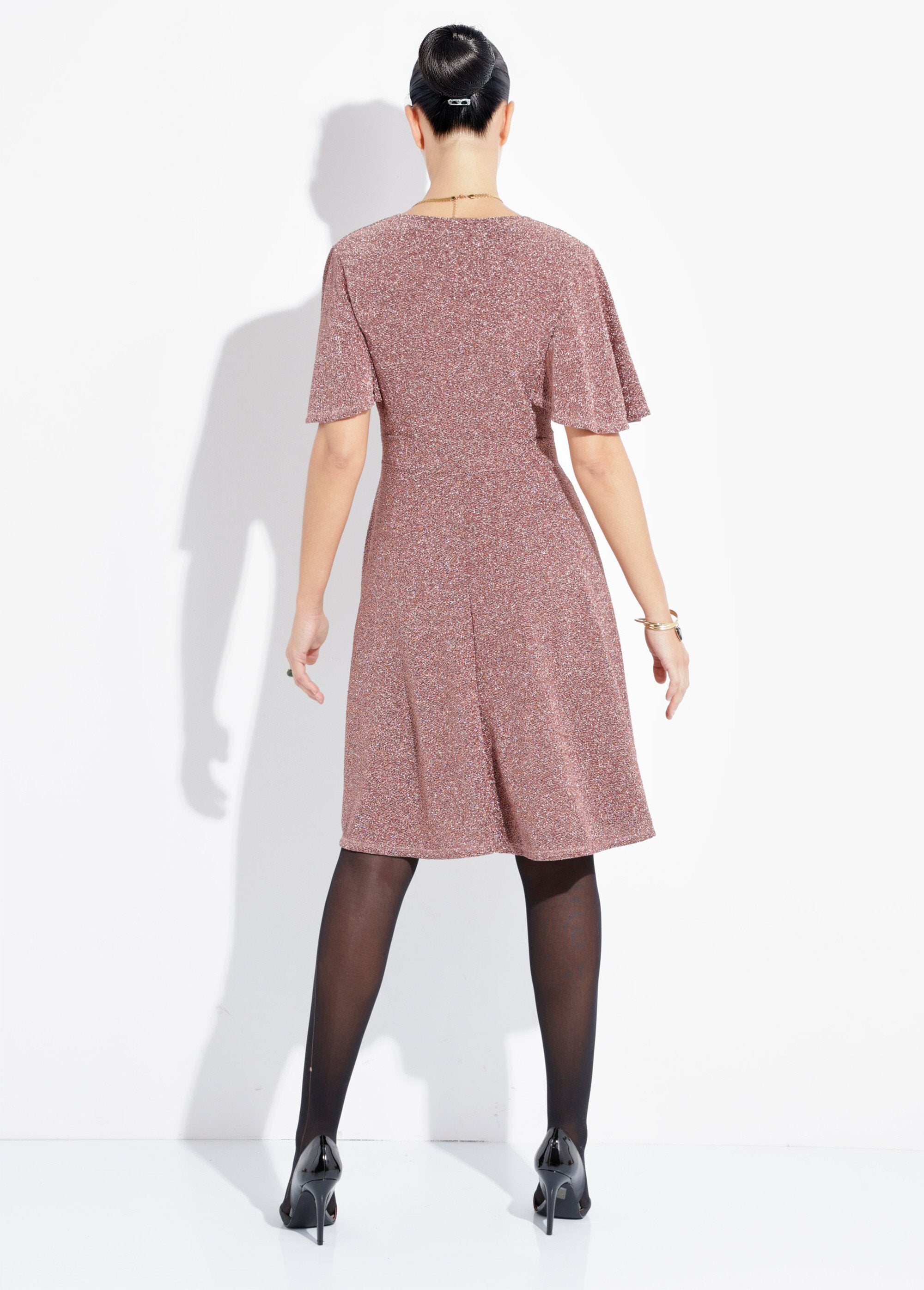 Vestido_acampanado_de_punto_metalizado_con_escote_en_V_Cobre_DO1_slim