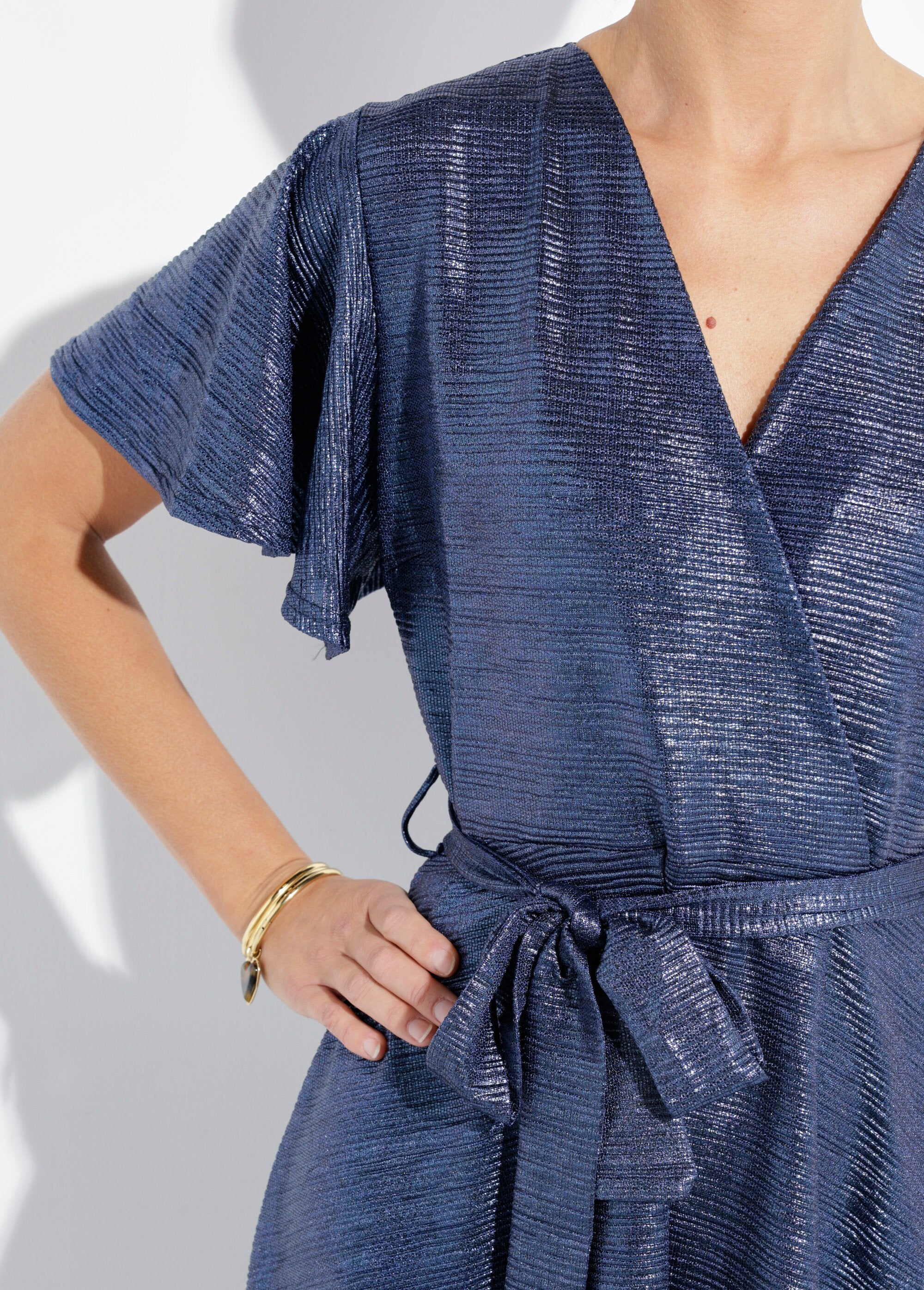 Vestido_largo_y_brillante_con_mangas_de_mariposa_azul_medianoche_DE1_slim