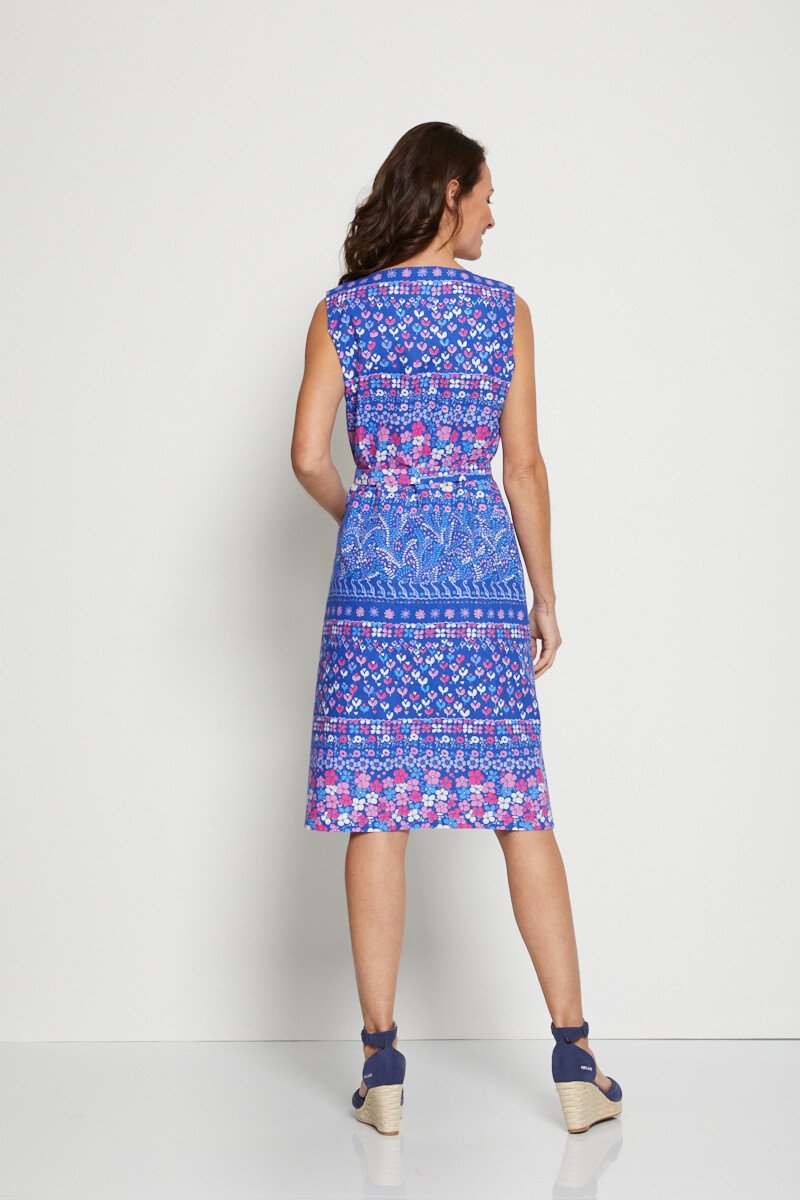 Vestido_delantal_con_base_estampada_elegante_azul_y_rosa_DO1_slim