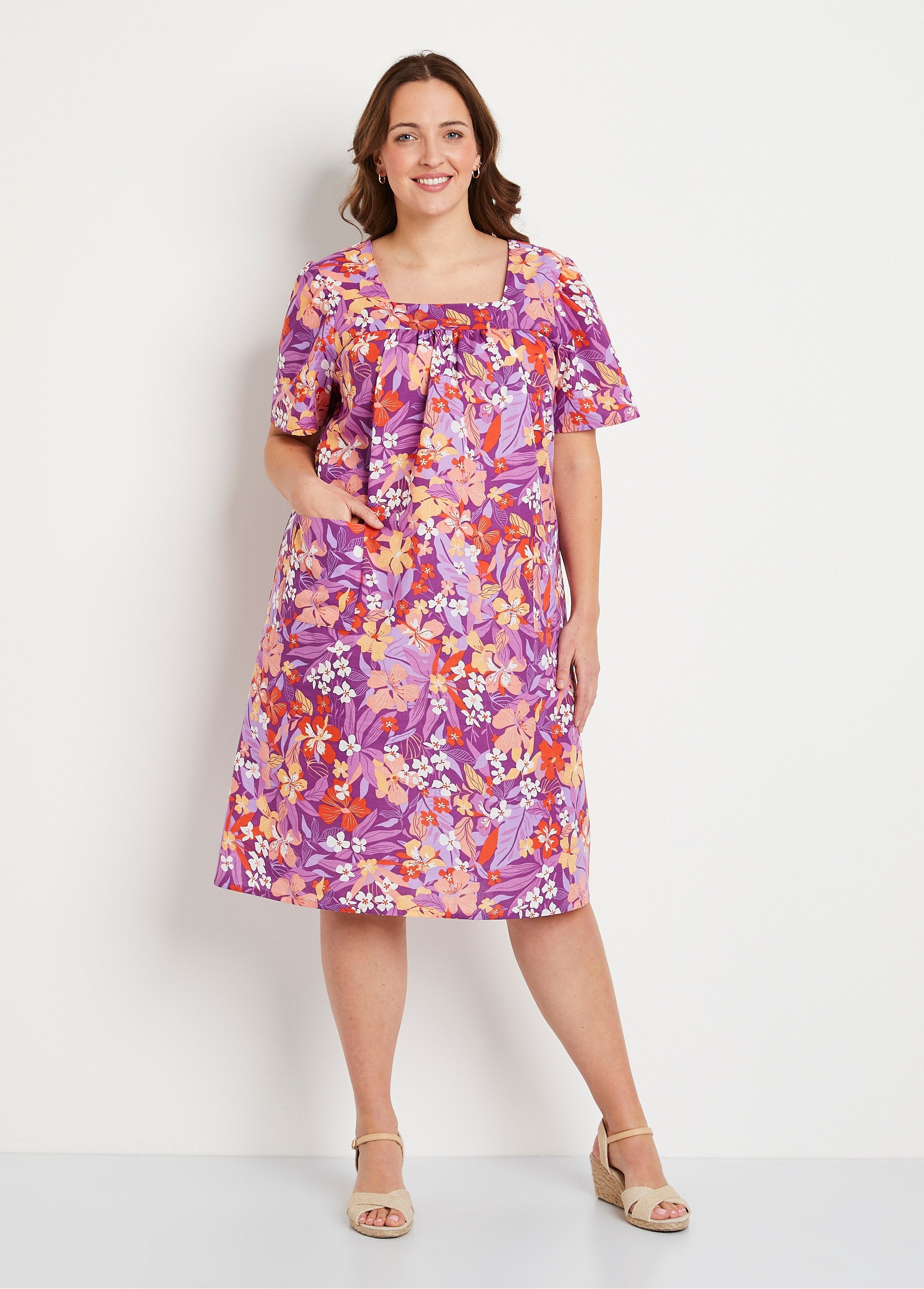 Vestido_corto_delantal_con_manga_corta._Morado_y_naranja_FA1_curvy