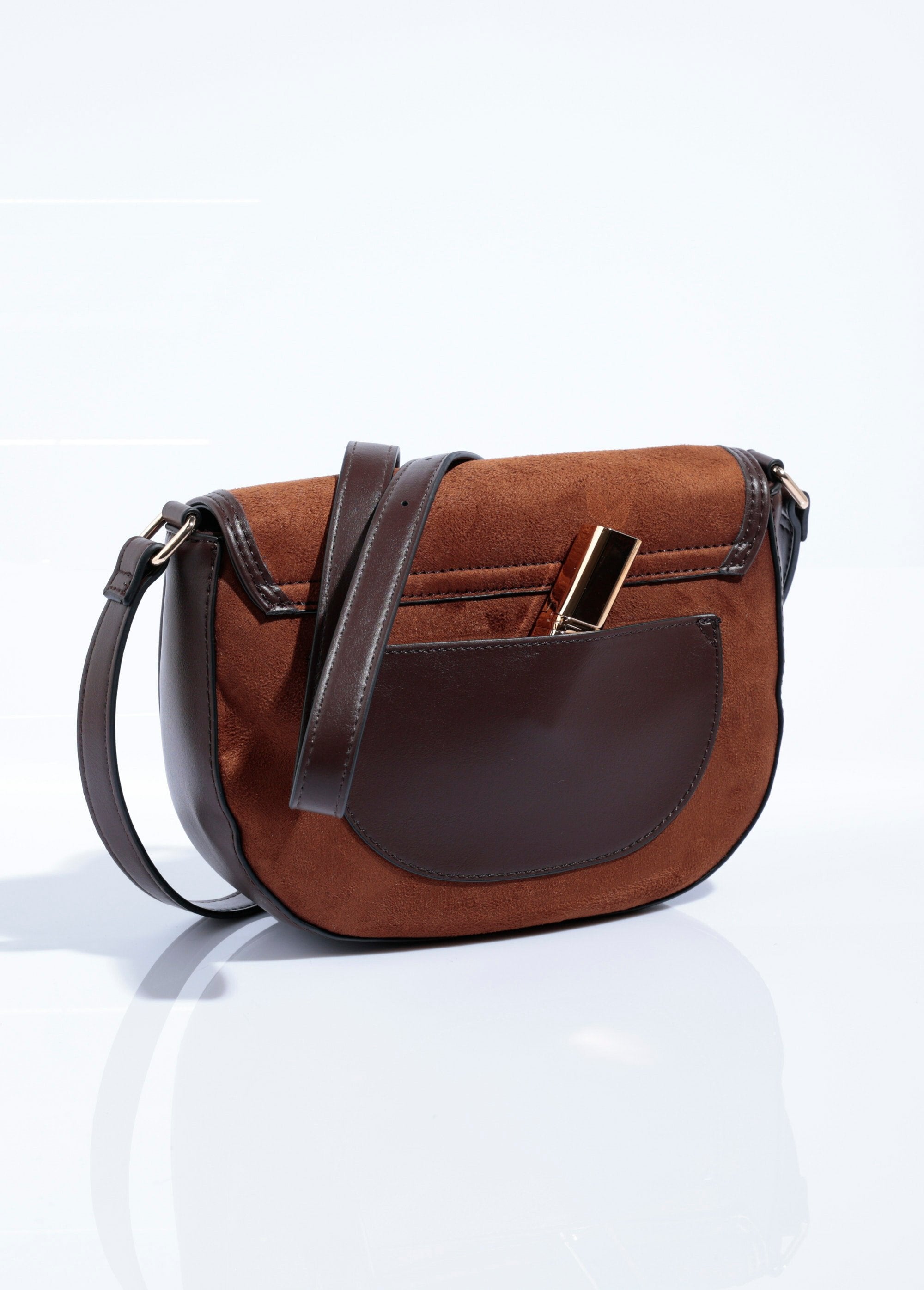 Elegante_bolso_de_ante_con_forma_de_media_luna_camello_DE2_slim