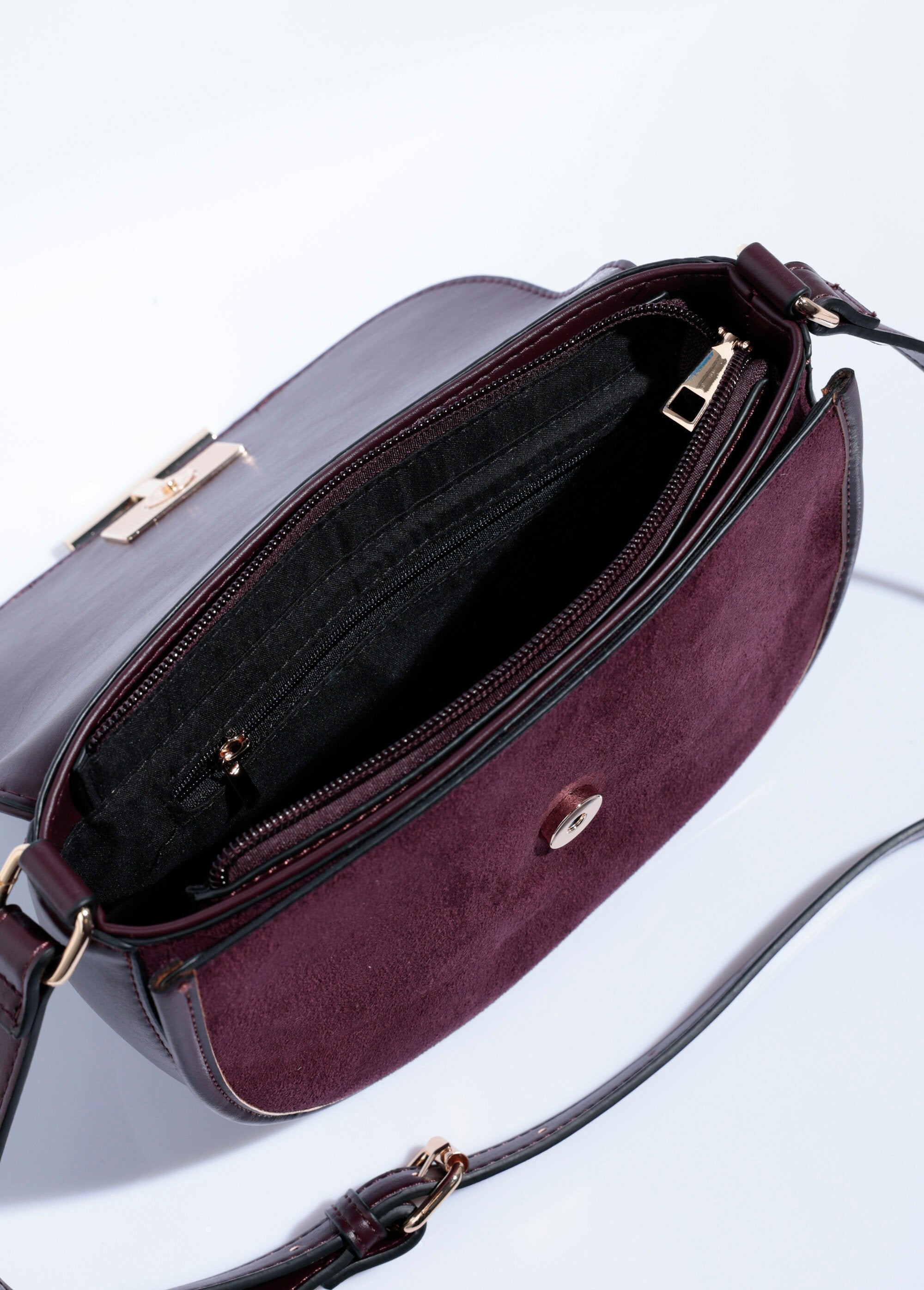 Elegante_bolso_de_ante_con_forma_de_media_luna_Burdeos_DE1_slim