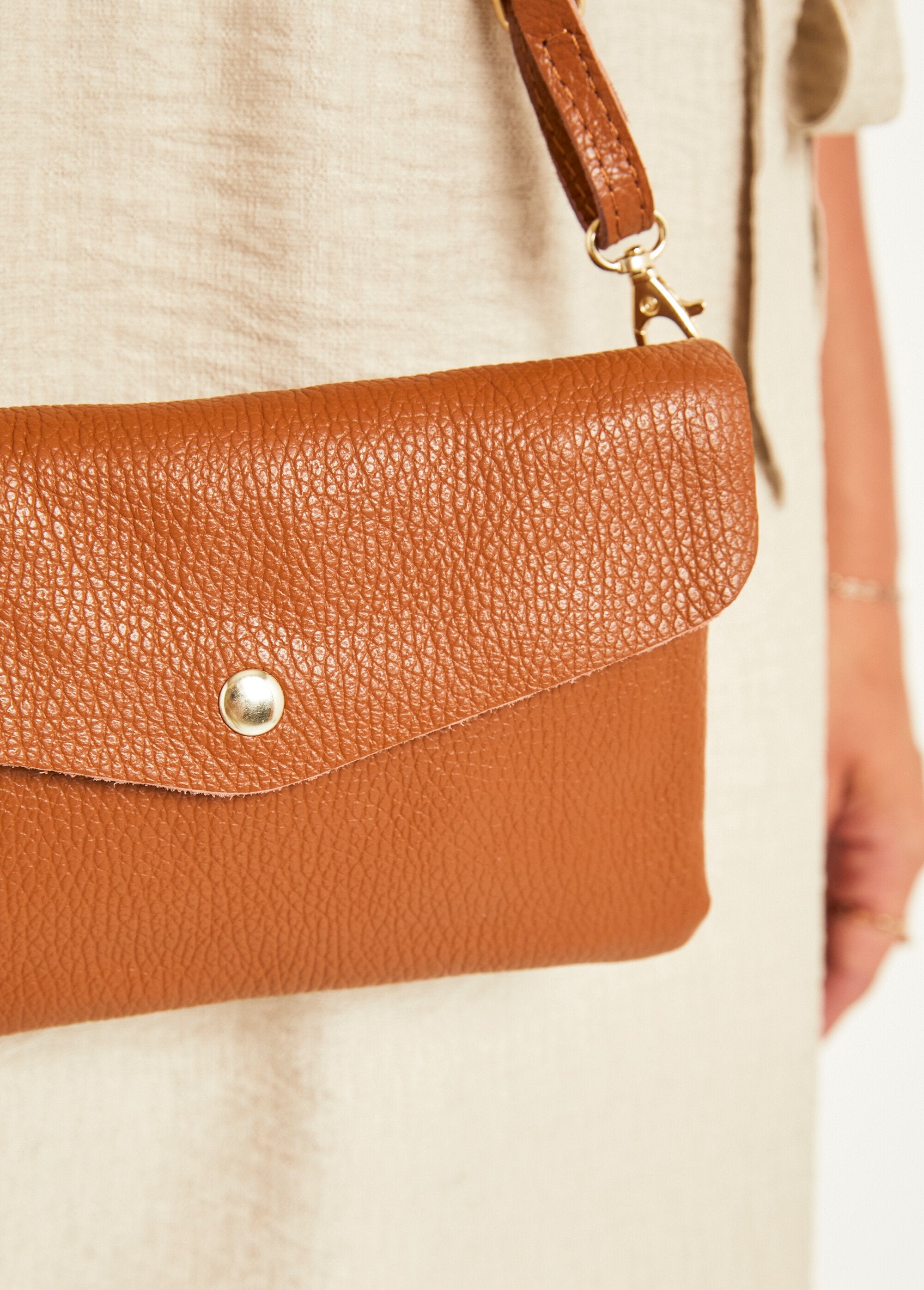 Bolso_de_piel_granulada_Cognac_DE1_slim