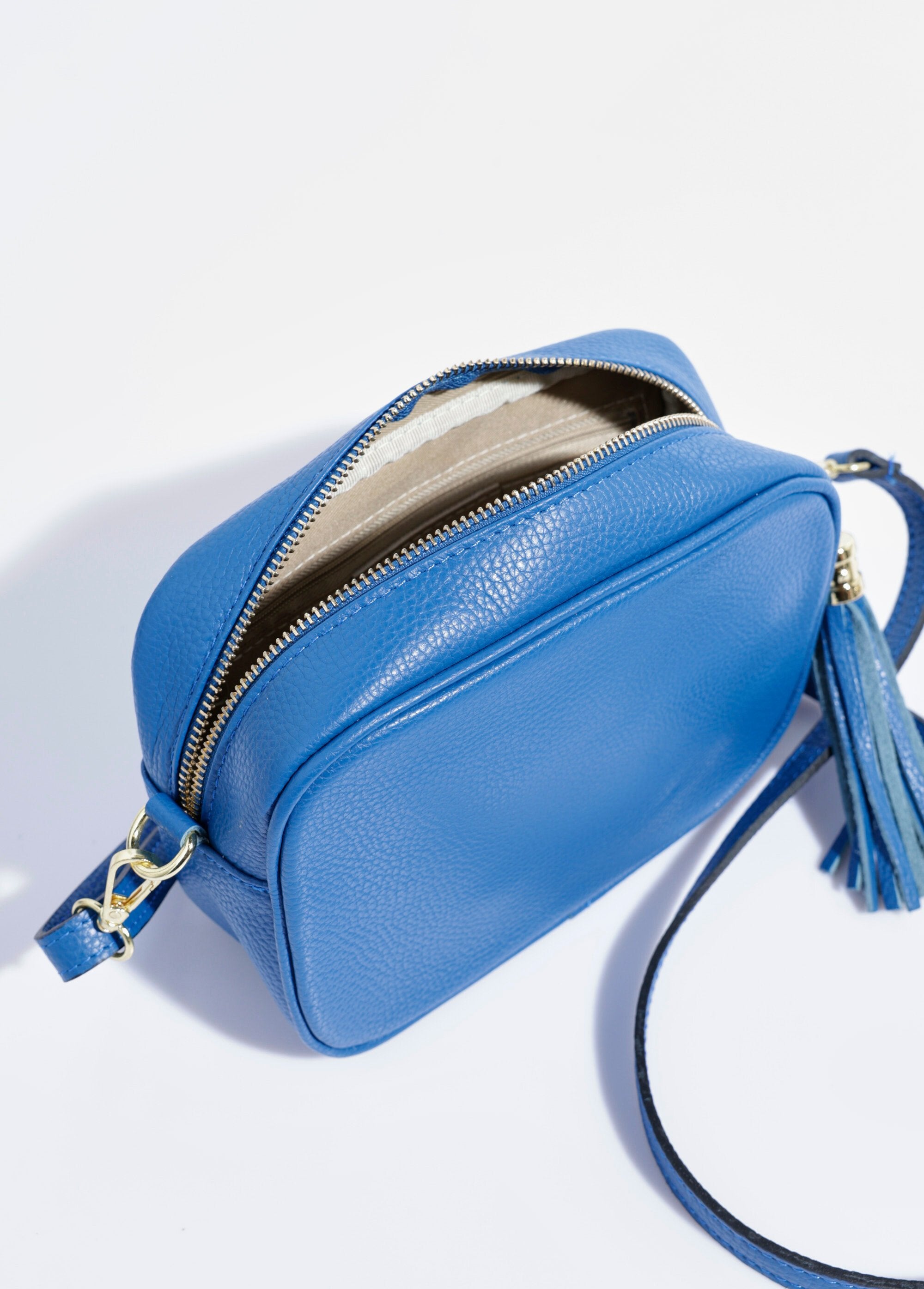 Bolso_de_piel_con_cremallera_y_bandolera_extraíble._azul_real_DE2_slim