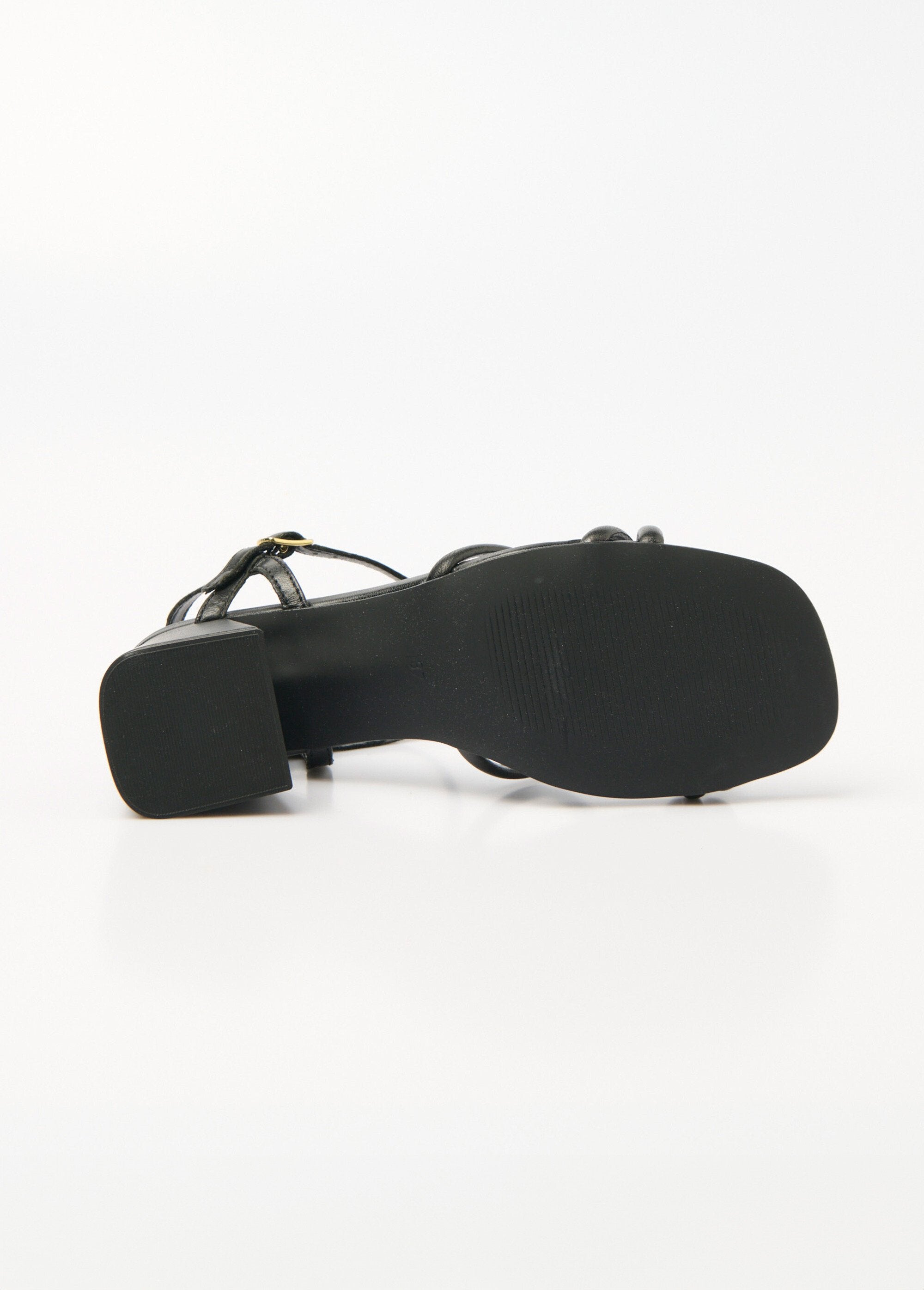 Sandalias_de_tiras_finas_con_tacón_cuadrado_Negro_UN1_slim