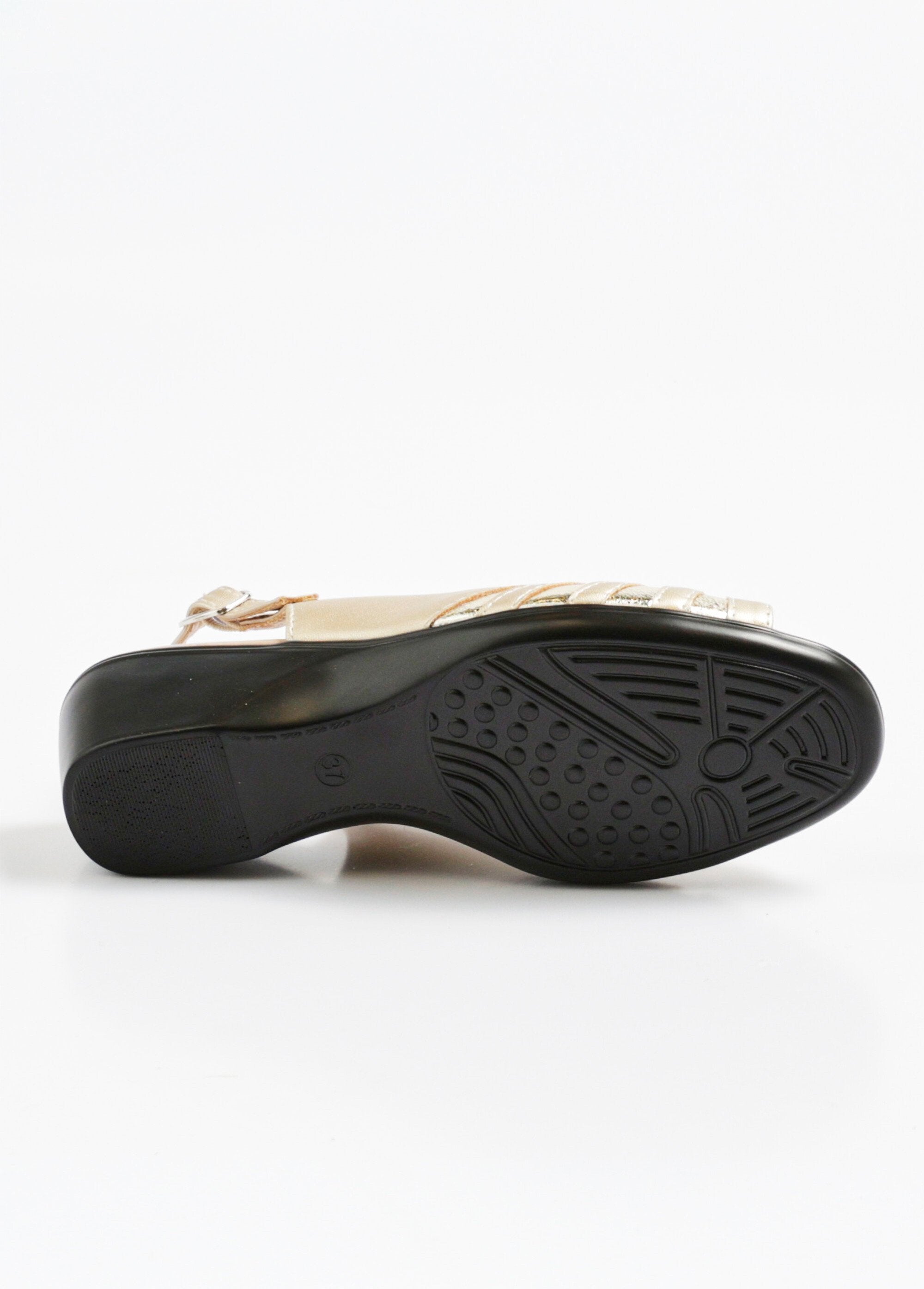 Sandalias_con_punta_abierta_y_detalles_metálicos_Dorado_UN1_slim
