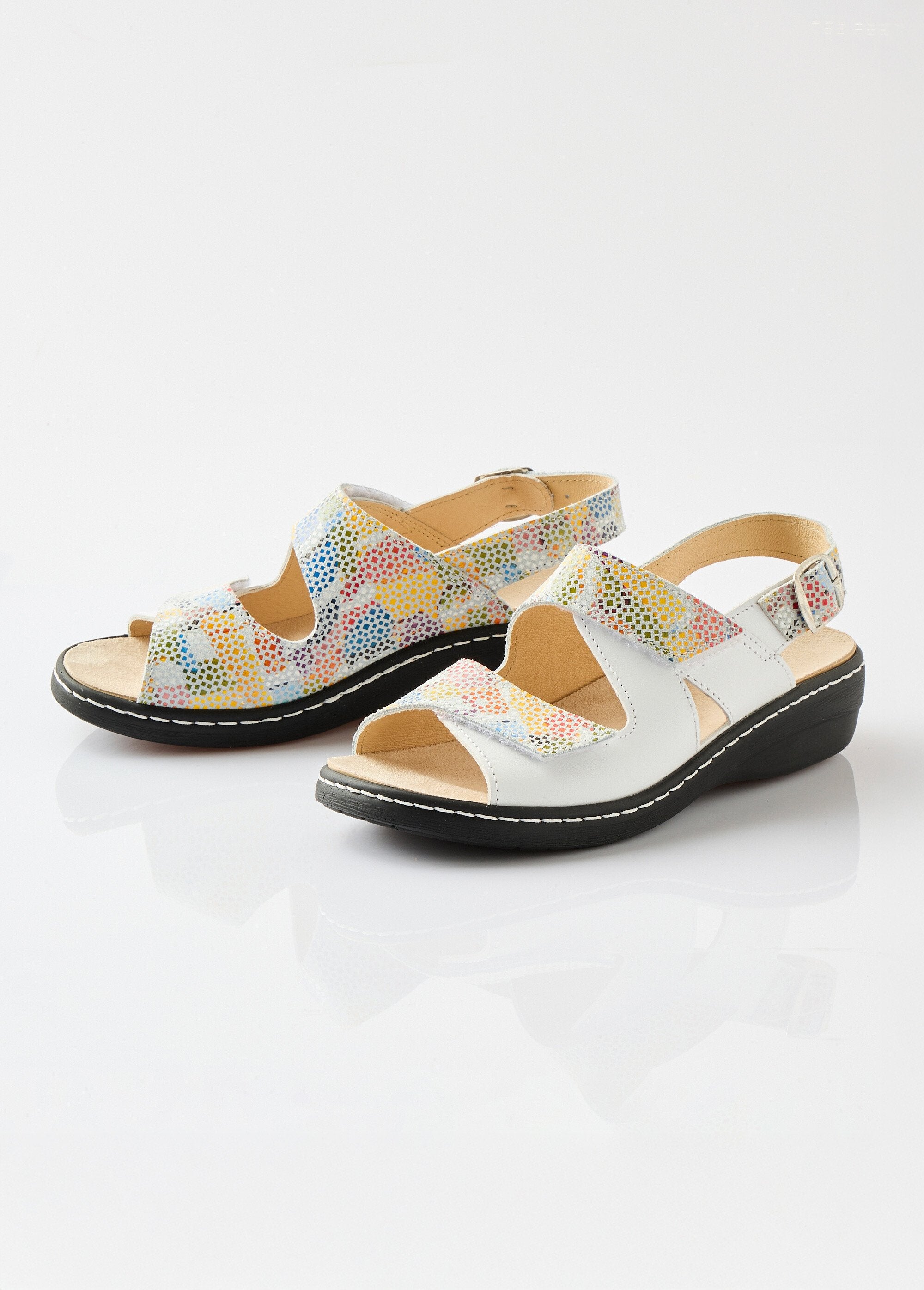 Sandalias_anchas_de_piel_Estampado_y_blanco_DE1_slim
