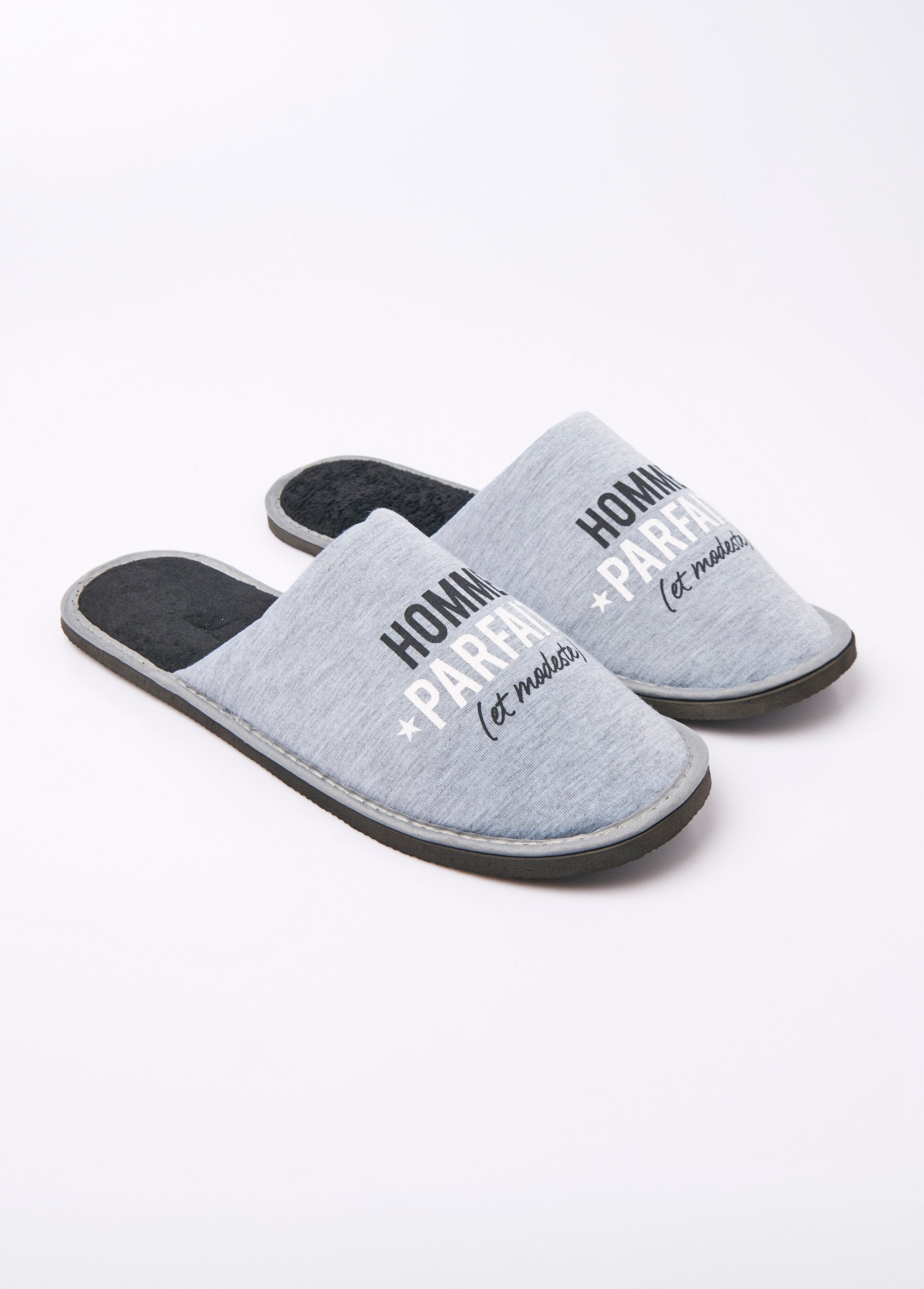 Pantuflas_tipo_mule_con_mensaje_divertido_Gris_FA1_slim