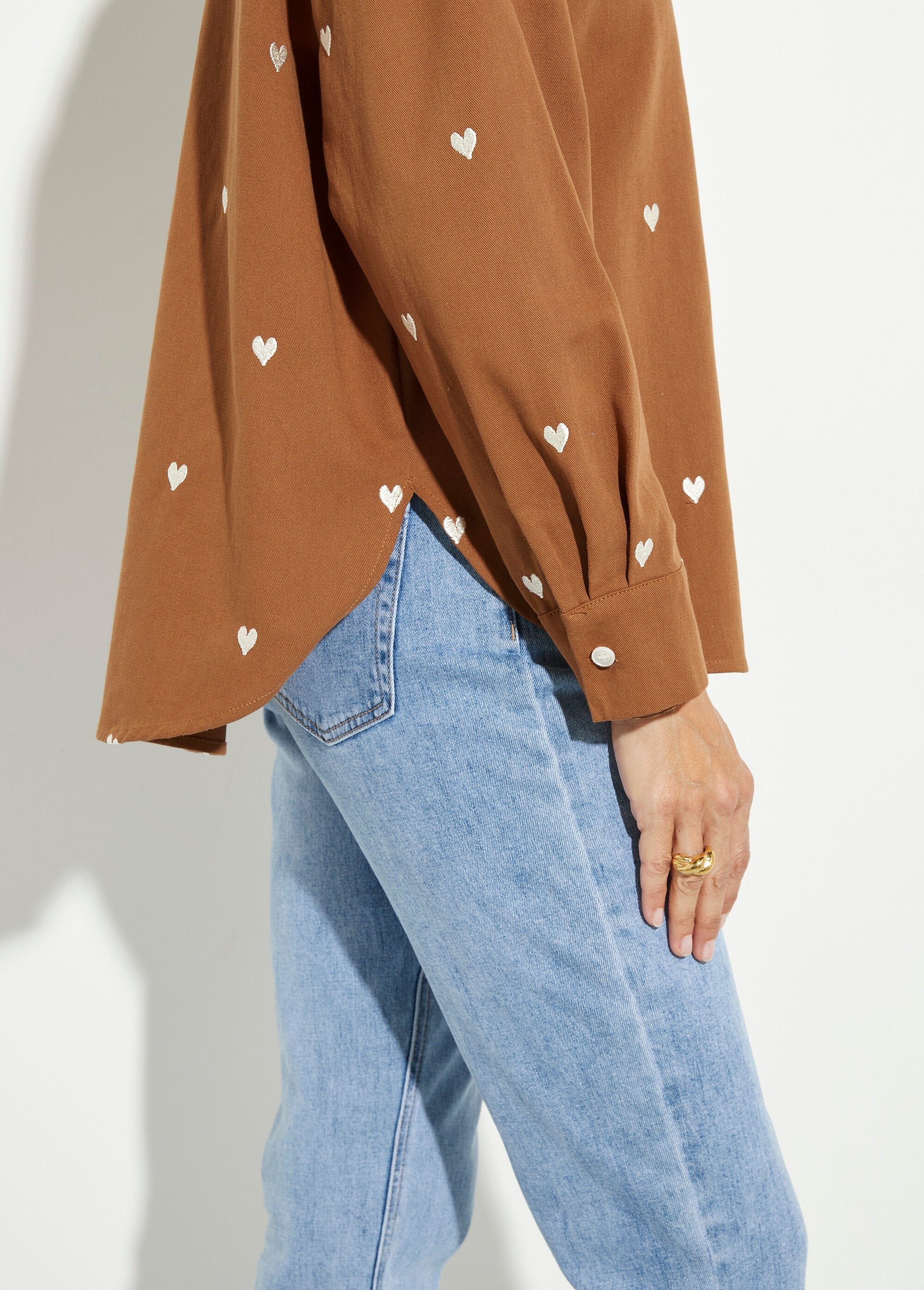 Sobrecamisa_de_sarga_con_corazones_bordados_camello_DE1_slim