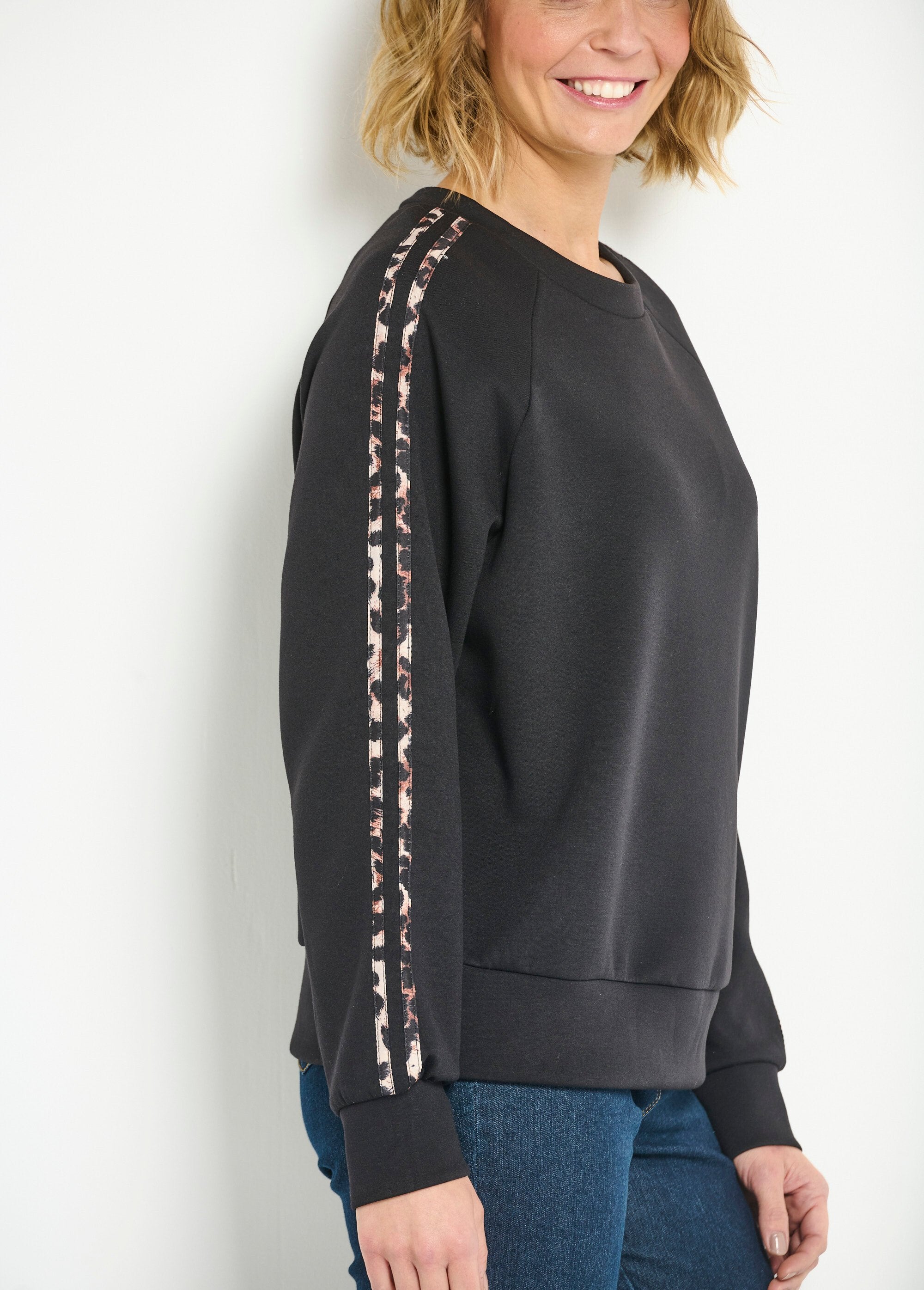 Sudadera_cómoda_de_cuello_redondo_con_rayas_de_leopardo_Negro_DE2_slim