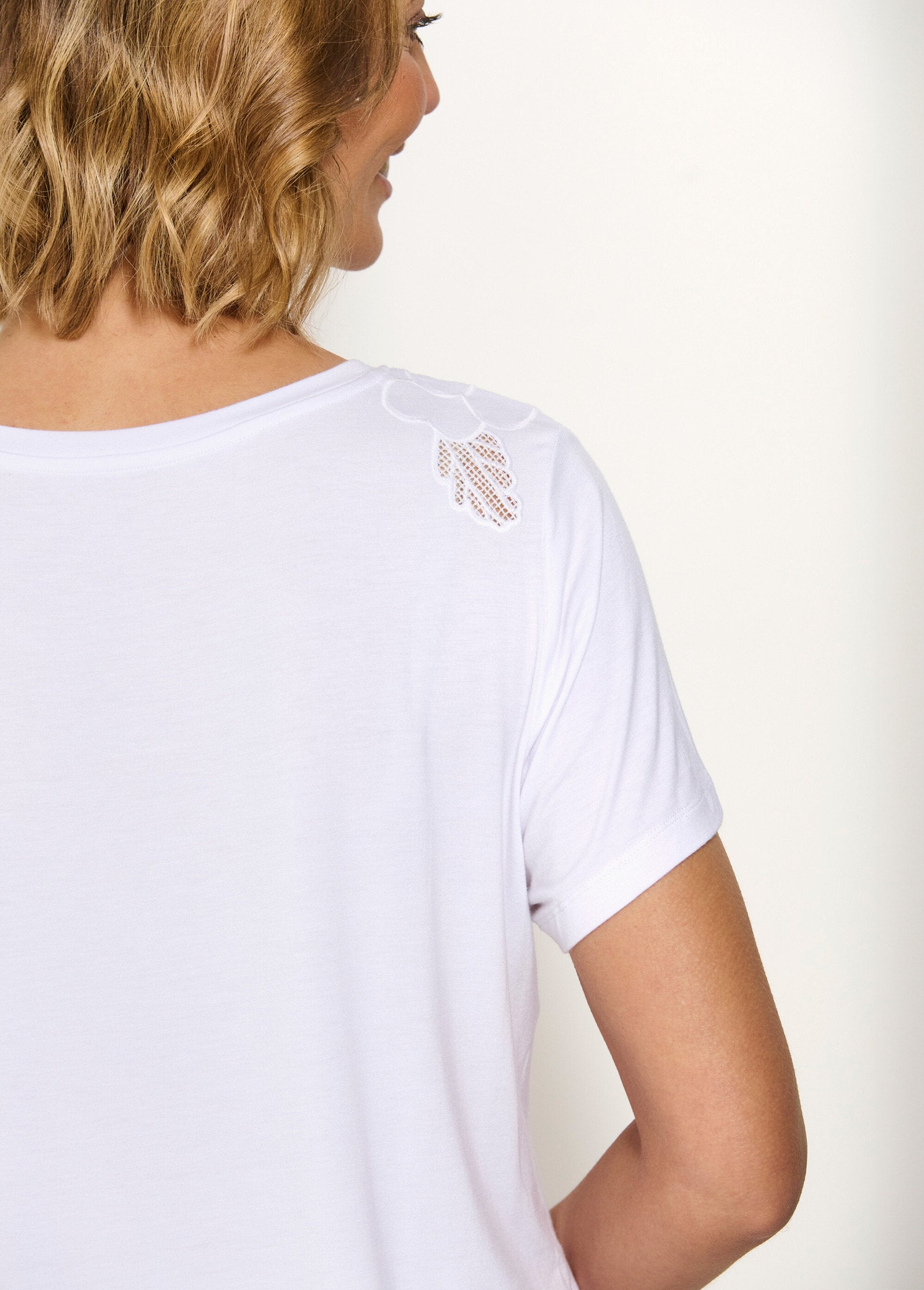 Camiseta_de_algodón_calado_y_bordado_con_cuello_redondo_Blanco,_Blanca_DE2_slim