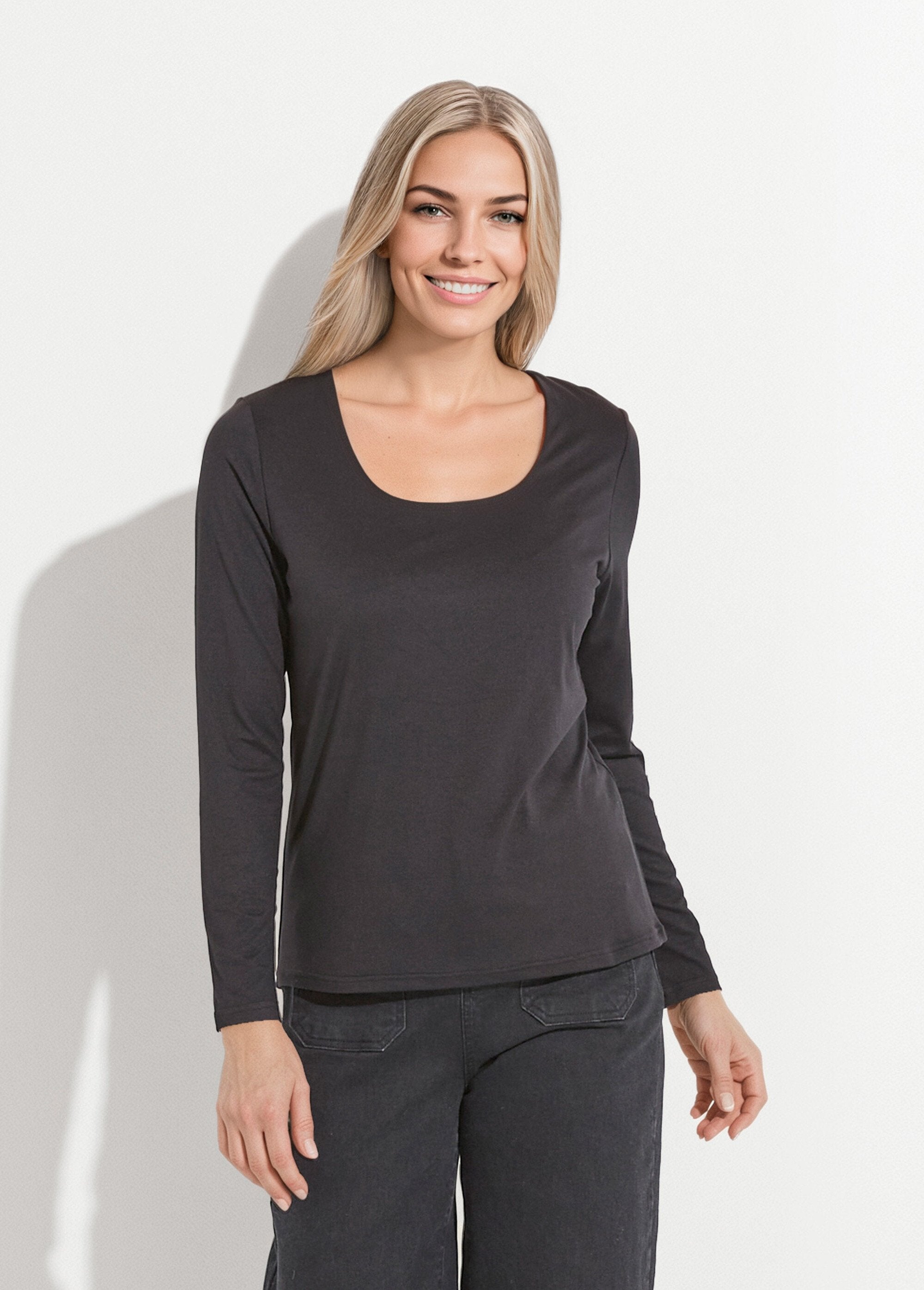 Camiseta_de_manga_larga_con_cuello_de_bailarina_Negro_FA1_slim