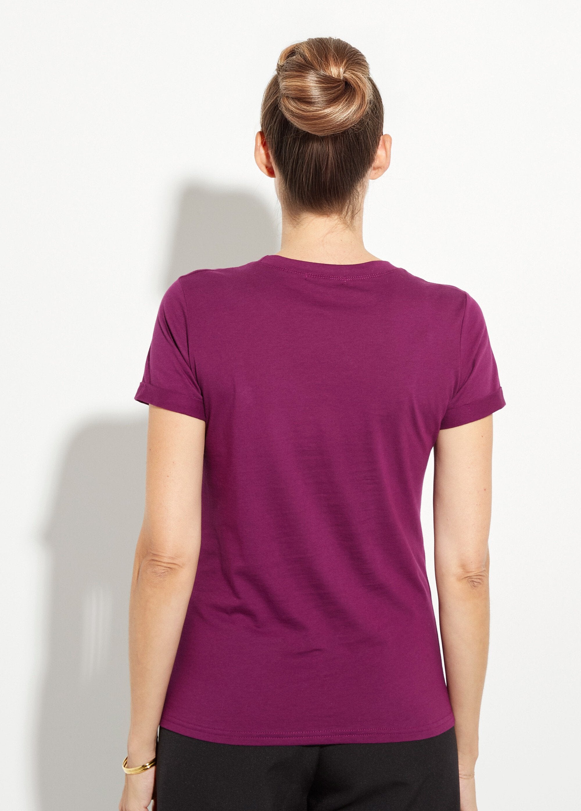 Camiseta_de_cuello_redondo_con_bordado_de_corazón_en_el_pecho._Púrpura_DO1_slim