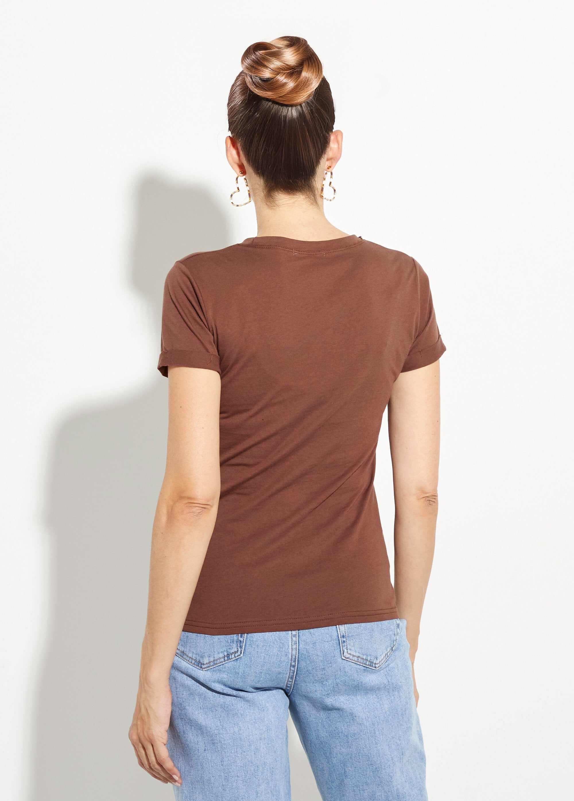 Camiseta_de_cuello_redondo_con_bordado_de_corazón_en_el_pecho._Castaño_DO1_slim
