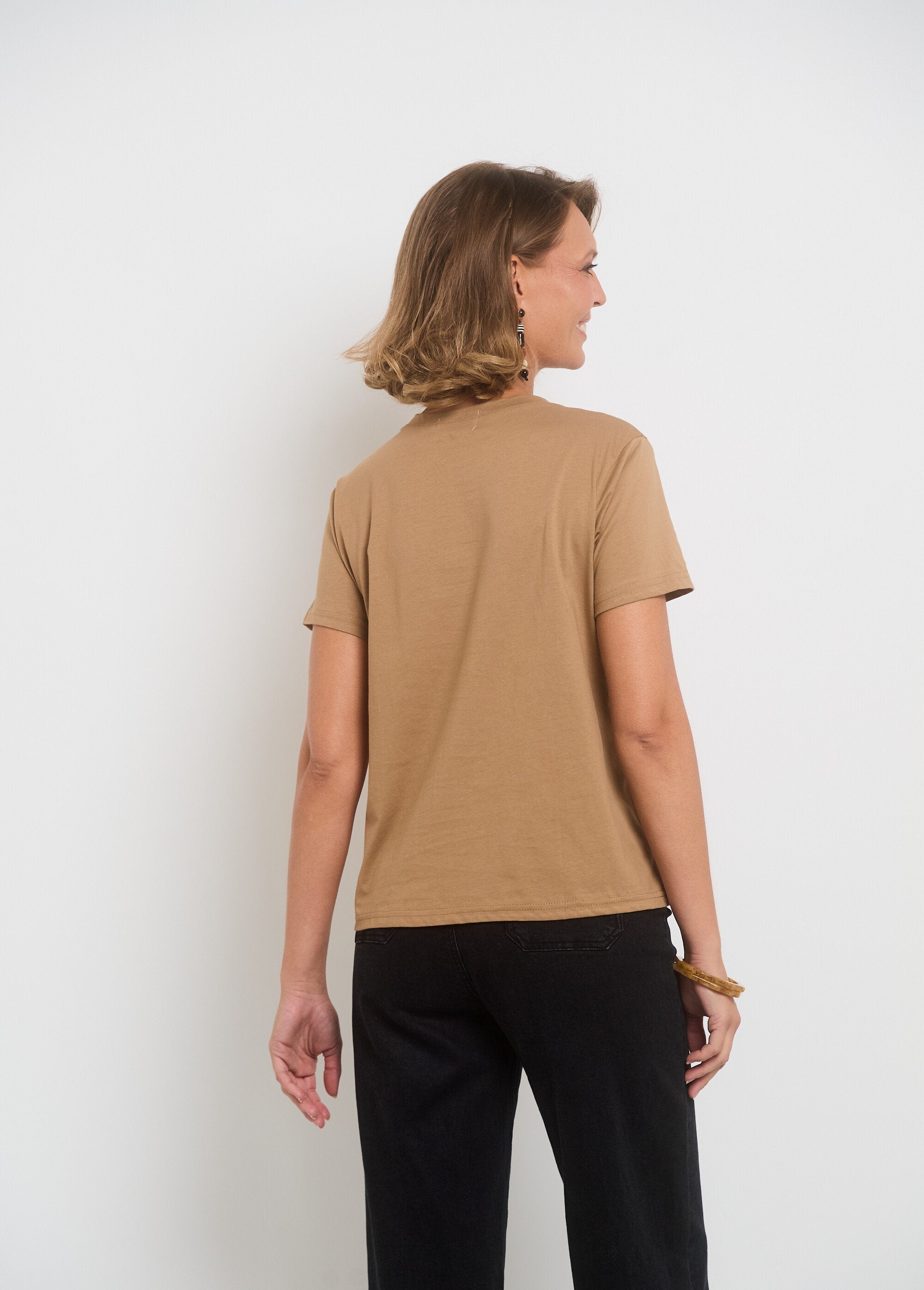 T-shirt_col_rond_coeur_brodé_poitrine_Camel_DO1_slim