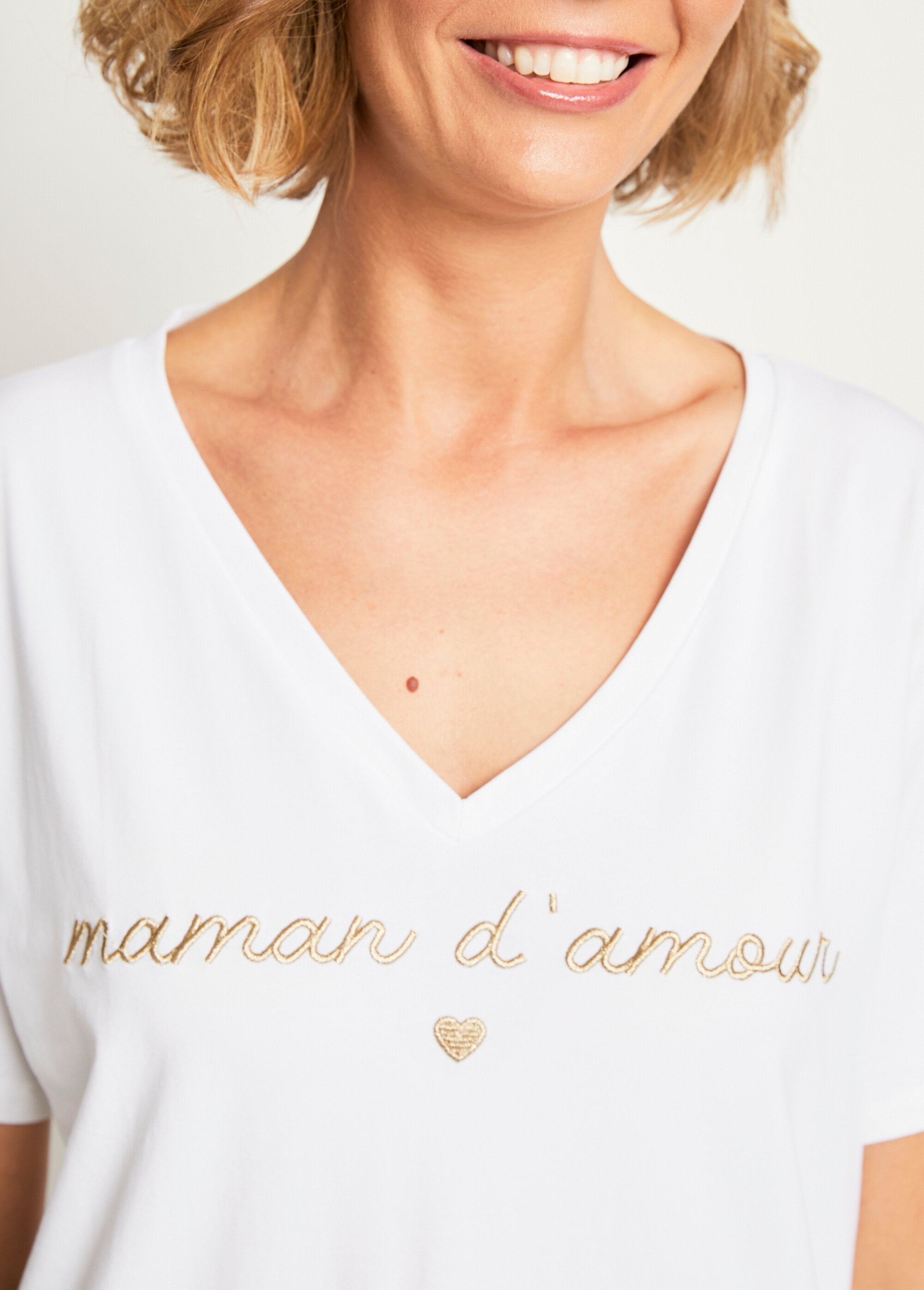 Camiseta_con_cuello_de_pico_y_mensaje_bordado_Blanco,_Blanca_DE2_slim
