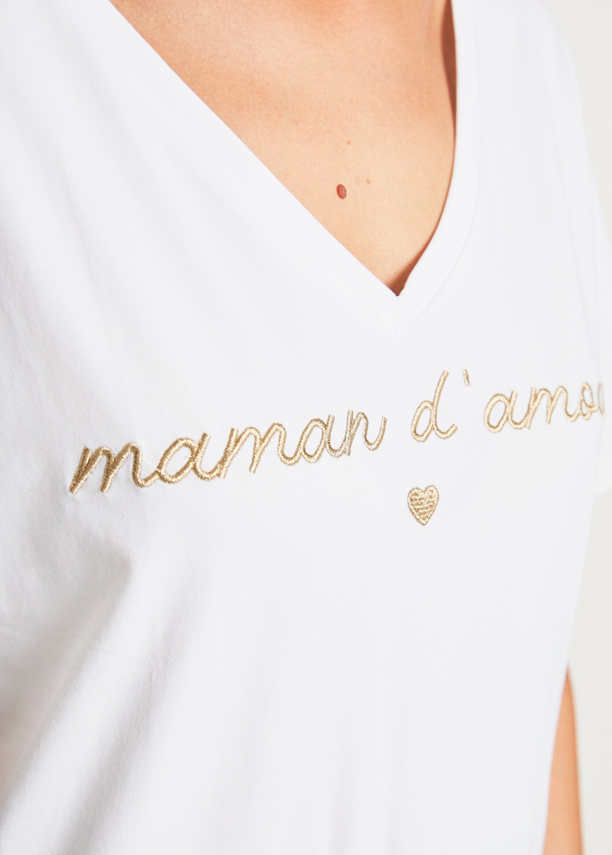 Camiseta_con_cuello_de_pico_y_mensaje_bordado_Blanco,_Blanca_DE3_slim