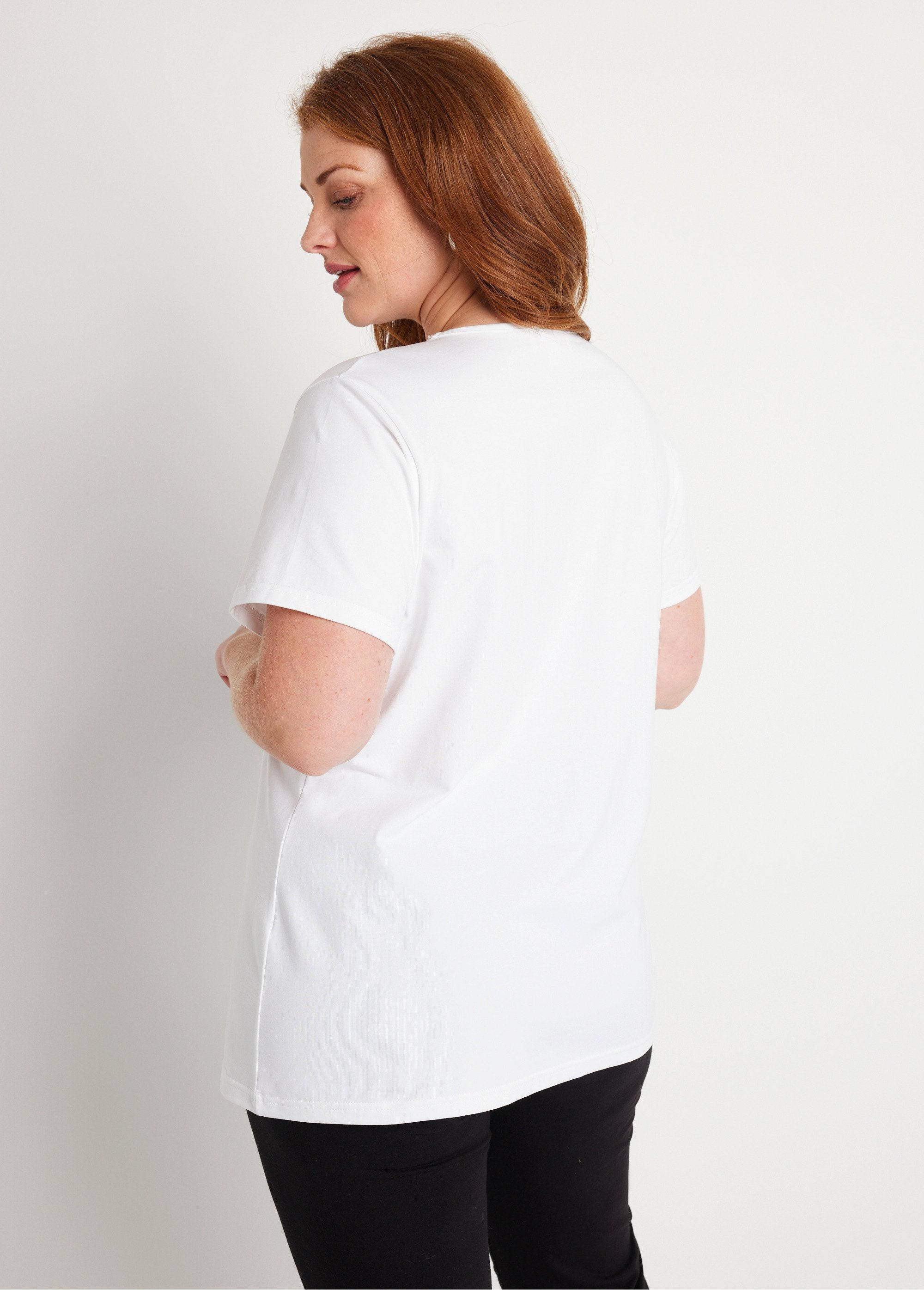 Camiseta_calada_bordada_con_cuello_en_V_Blanco,_Blanca_DO1_curvy