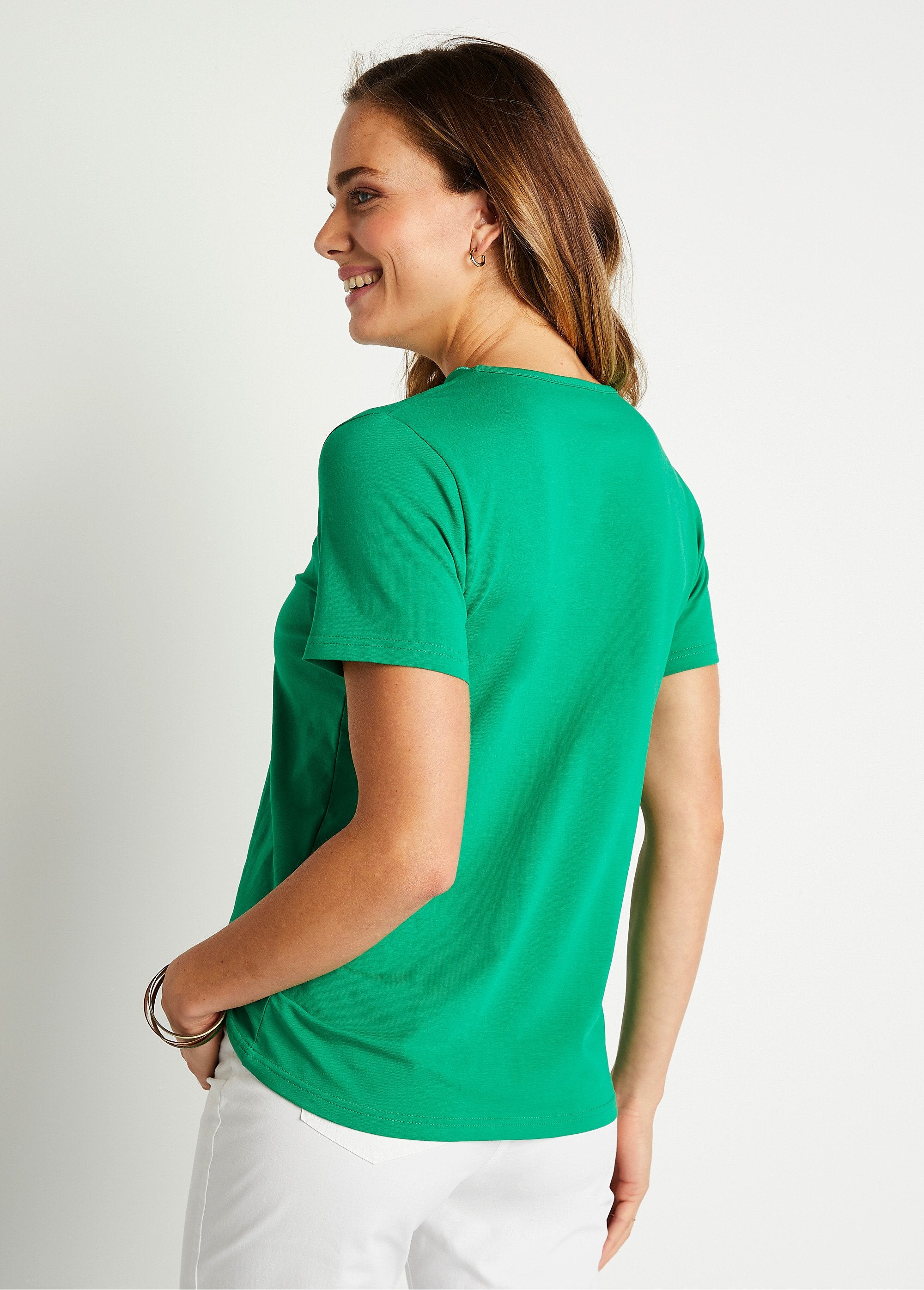 Camiseta_calada_bordada_con_cuello_en_V_Verde_DO1_slim